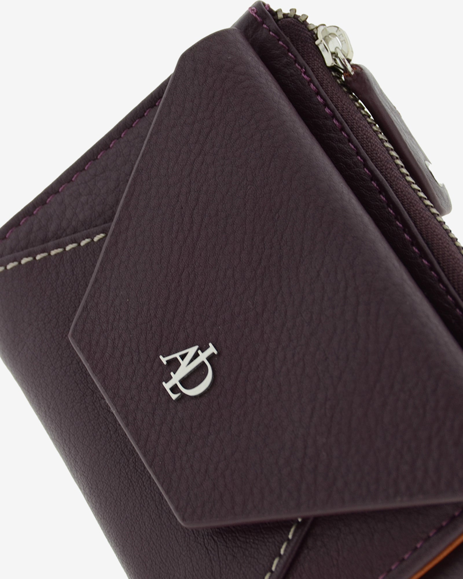 Cartera pequena de mujer en piel autentica con forma de sobre en color berenjena Ref. 4237-19. Vista piel y logo Adapell.