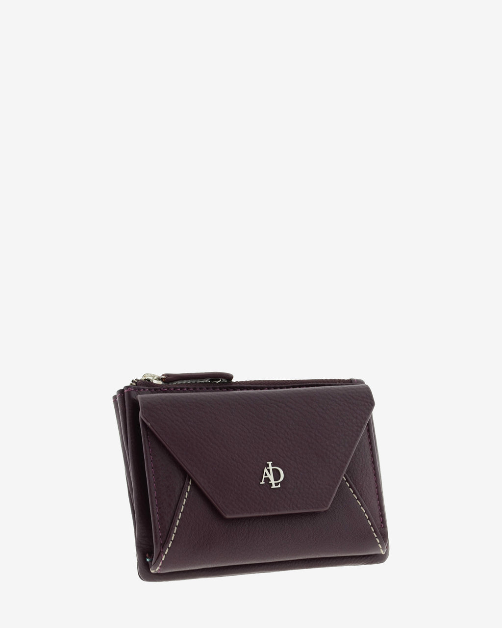 Cartera pequena de mujer en piel autentica con forma de sobre en color berenjena Ref. 4237-19. Vista diagonal frontal.
