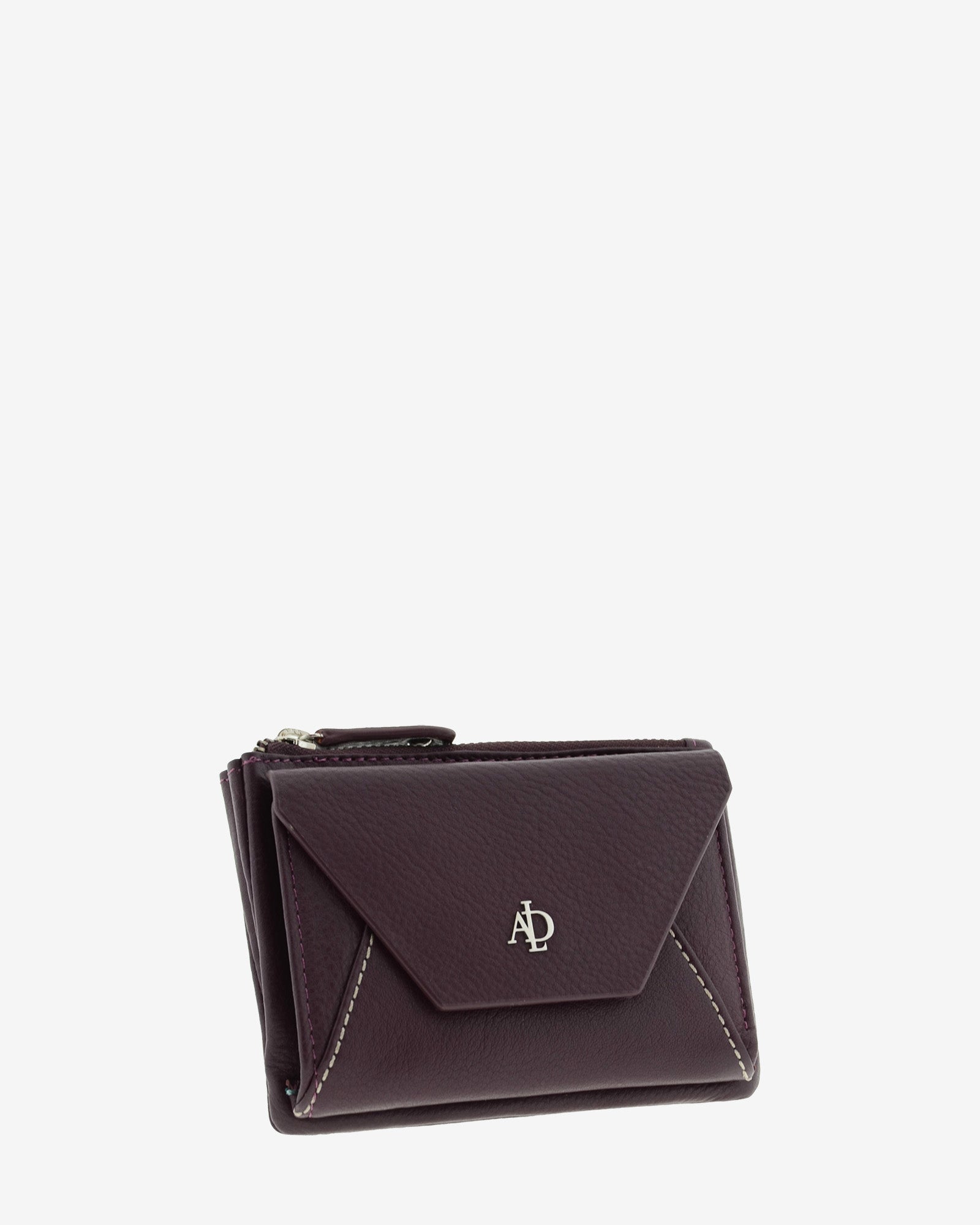 Cartera pequena de mujer en piel autentica con forma de sobre en color berenjena Ref. 4237-19. Vista diagonal frontal.