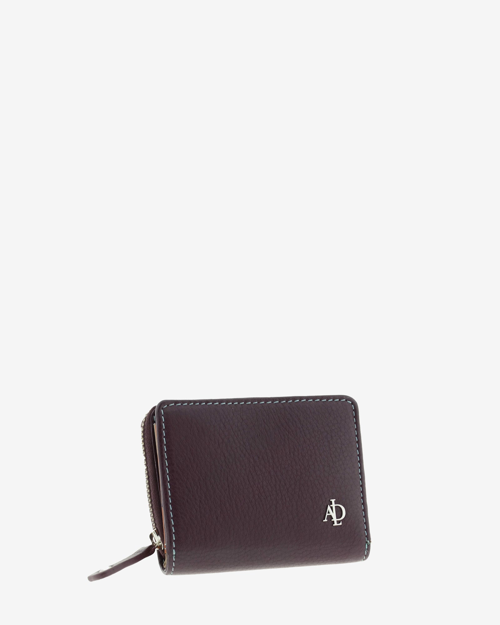 Cartera pequena compacta en piel autentica de color berenjena, lisa con logo Adapell. Ref. 4238-19. Vista diagonal frontal.