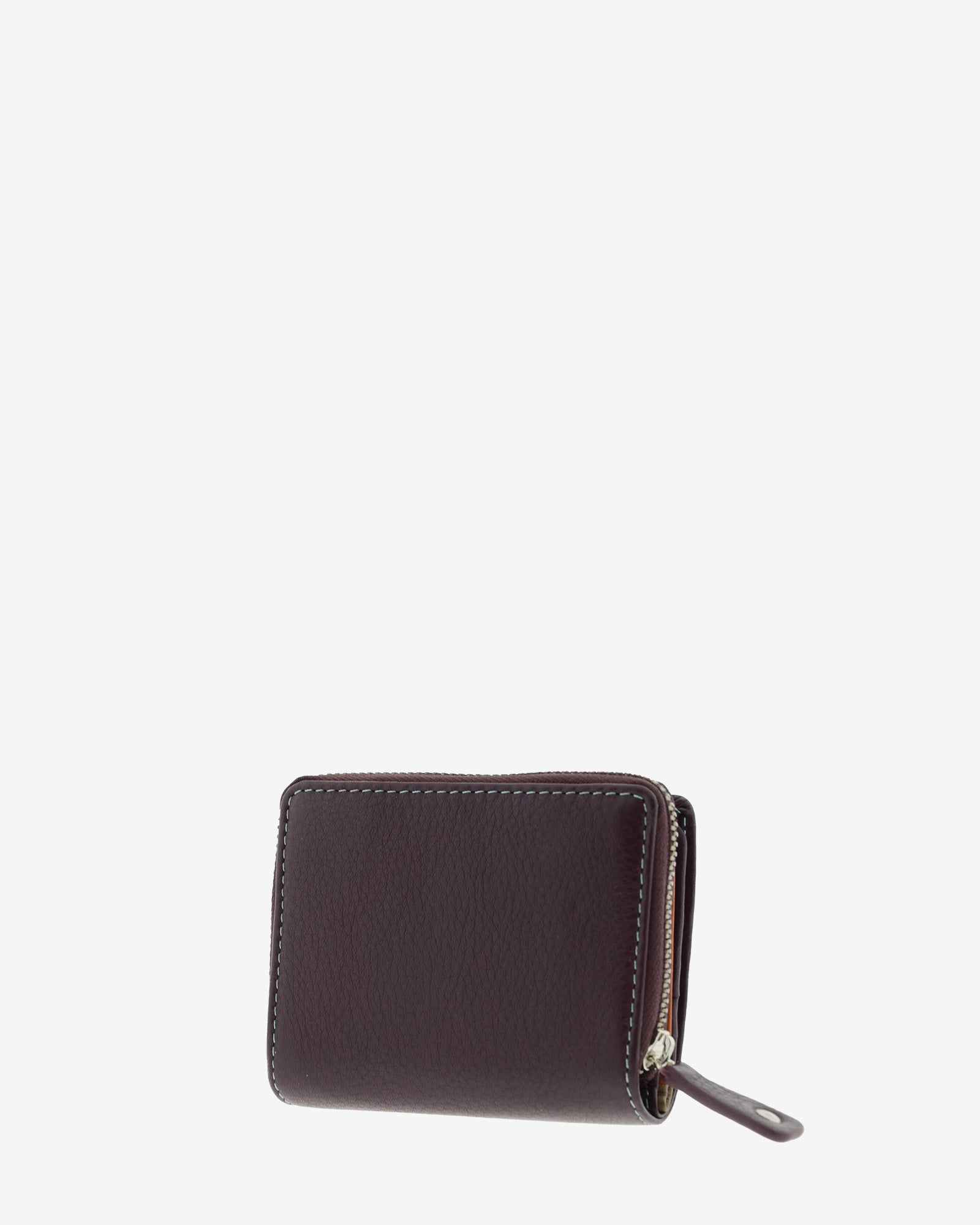 Cartera pequena compacta en piel autentica de color berenjena, lisa con logo Adapell. Ref. 4238-19. Vista trasera con monedero con cremallera.