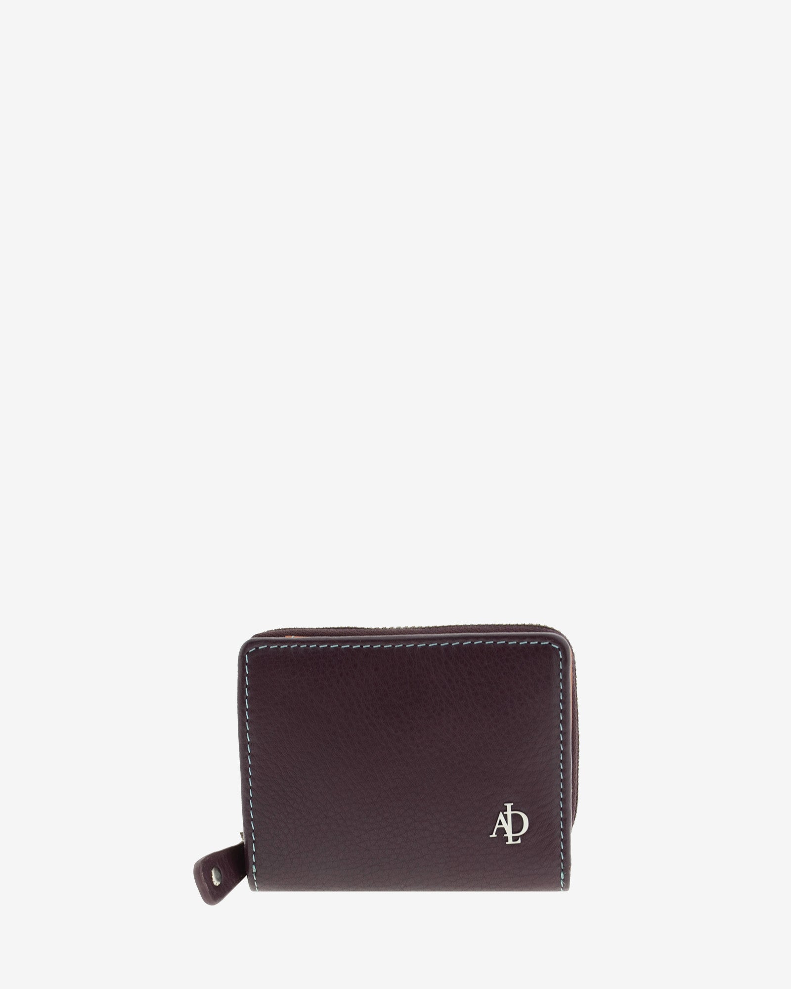 Cartera pequena compacta en piel autentica de color berenjena, lisa con logo Adapell. Ref. 4238-19. Vista frontal.