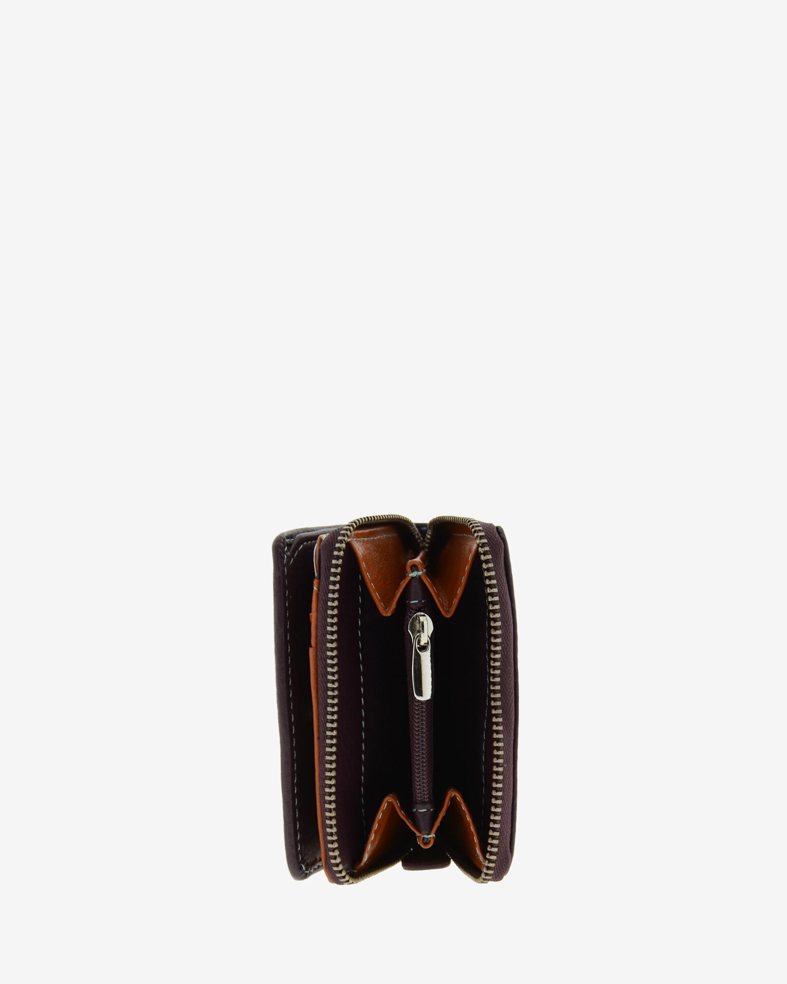Cartera pequena compacta en piel autentica de color berenjena, lisa con logo Adapell. Ref. 4238-19. Vista trasera de interior monedero con compartimentos.