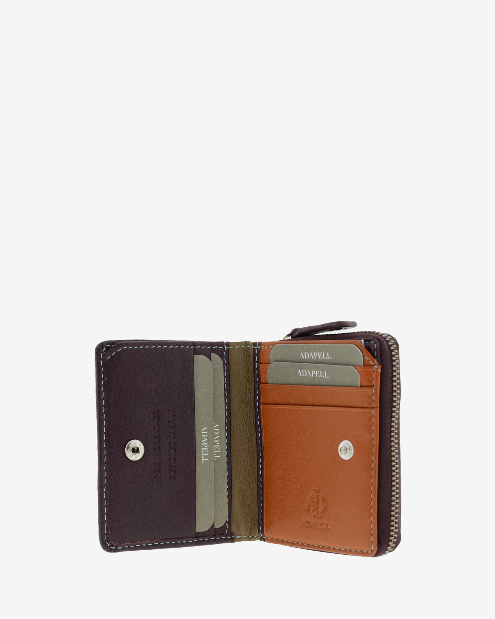 Cartera pequena compacta en piel autentica de color berenjena, lisa con logo Adapell. Ref. 4238-19. Vista interior multicolor con compartimentos billetes y tarjetas.