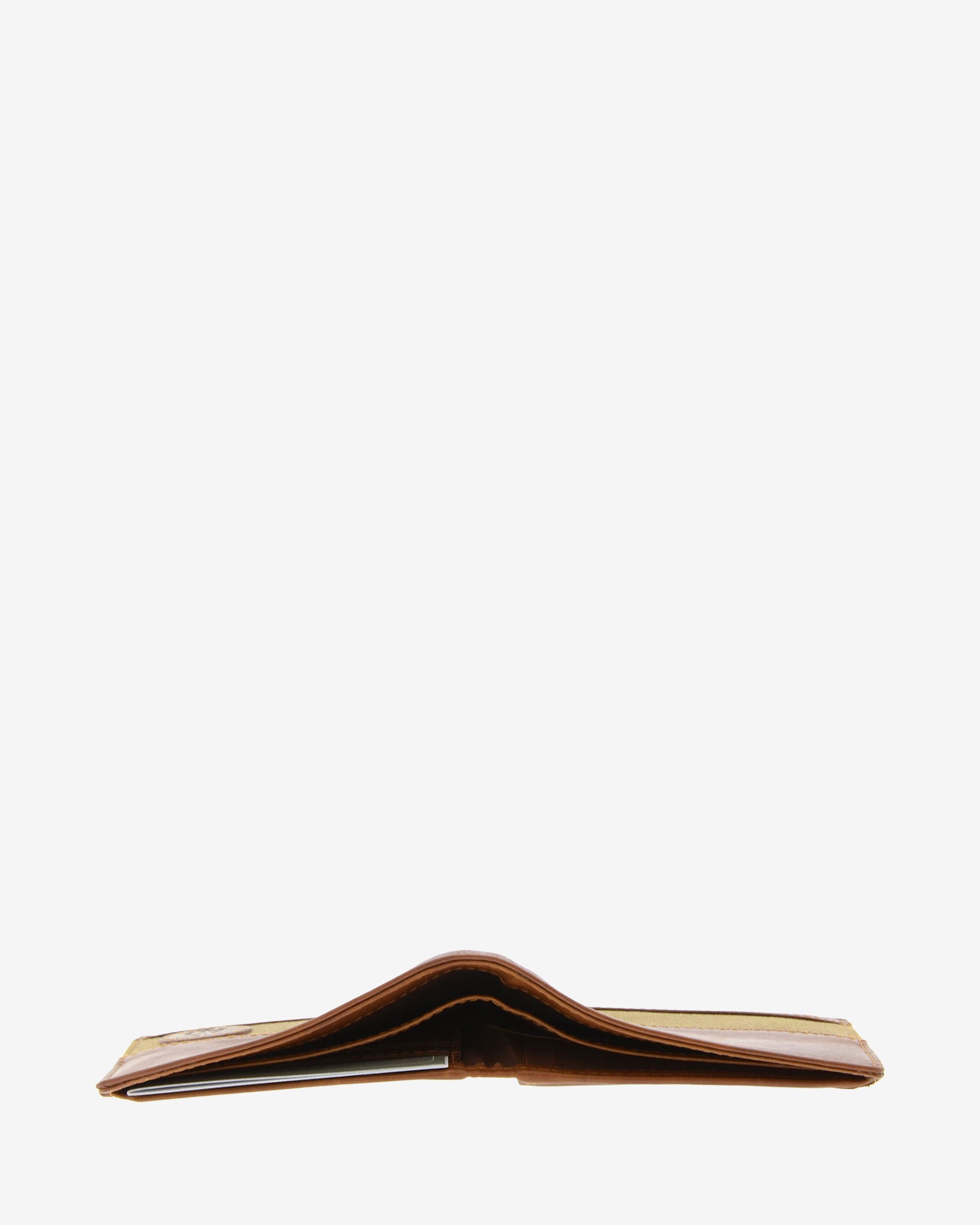 Cartera de piel cuero con canvas, abierta y apoyada de canto, mostrando el grosor y una tarjeta en su interior, referencia 1621