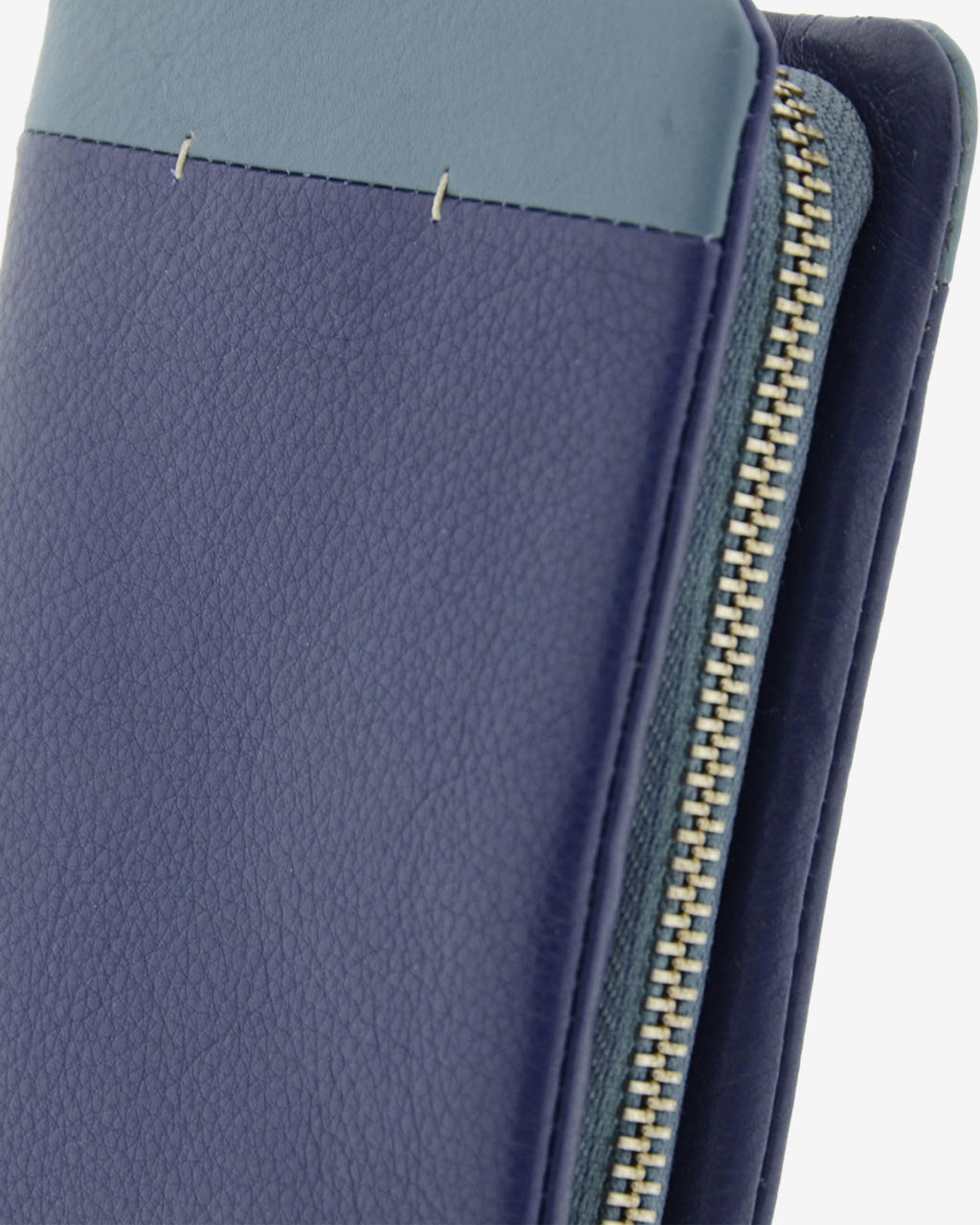 Detalle de cartera de piel napa azul con grano y logo metálico, vista de detalle 4211