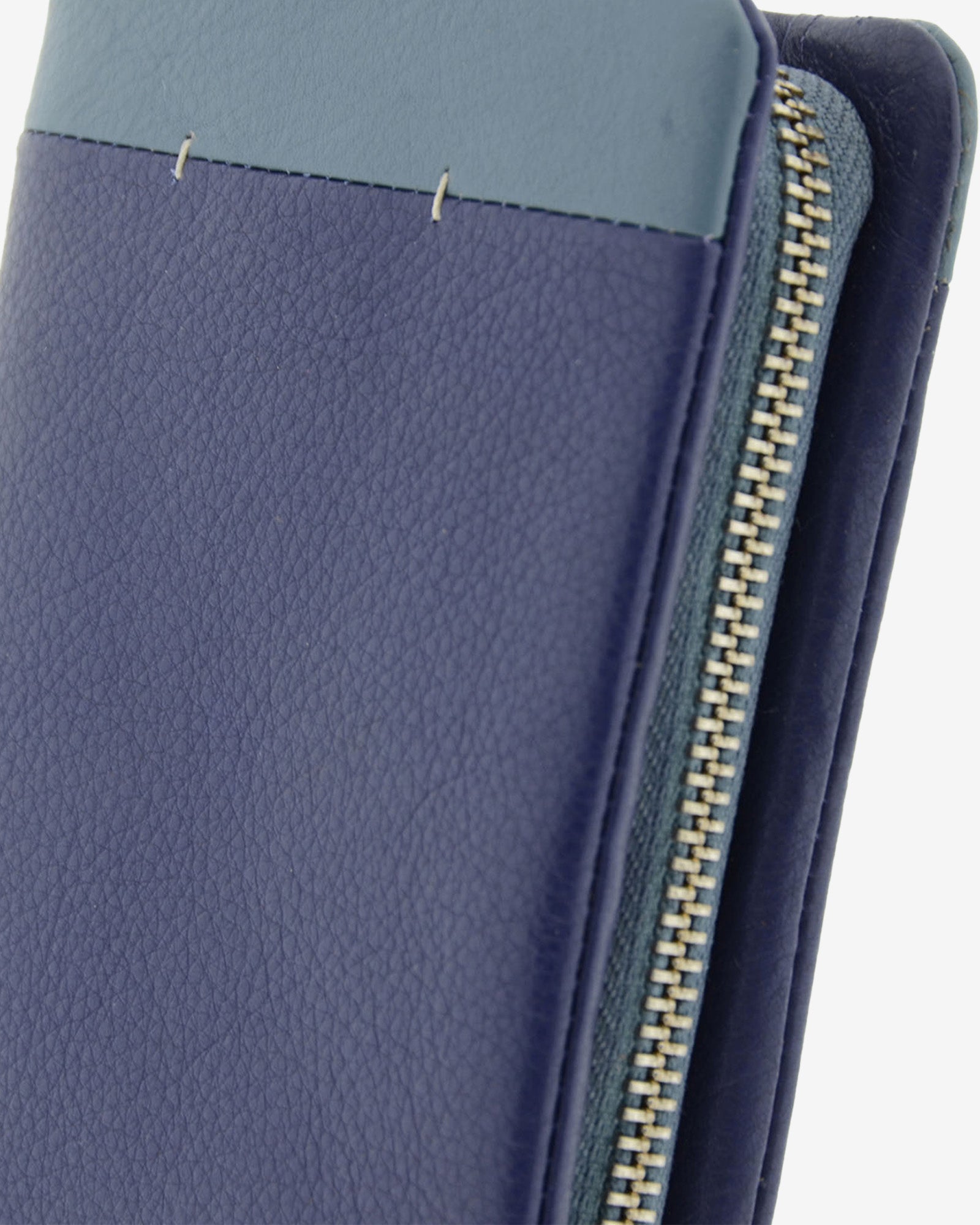 Detalle de cartera de piel napa azul con grano y logo metálico, vista de detalle 4211