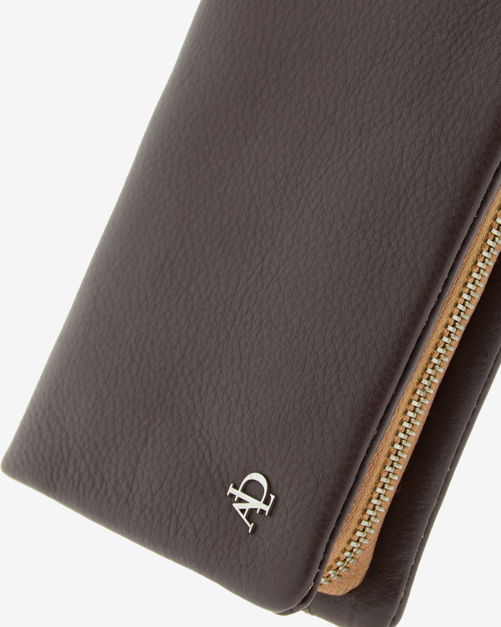 Detalle de cartera de piel napa marrón con grano y logo metálico, vista de detalle 4211
