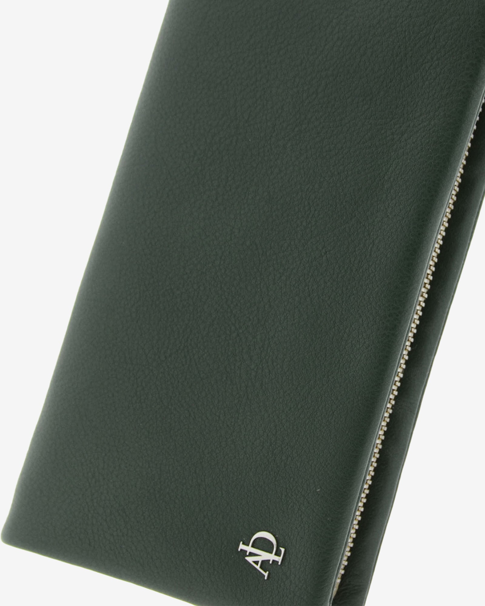 Detalle de cartera de piel napa verde con grano y logo metálico, vista de detalle 4211