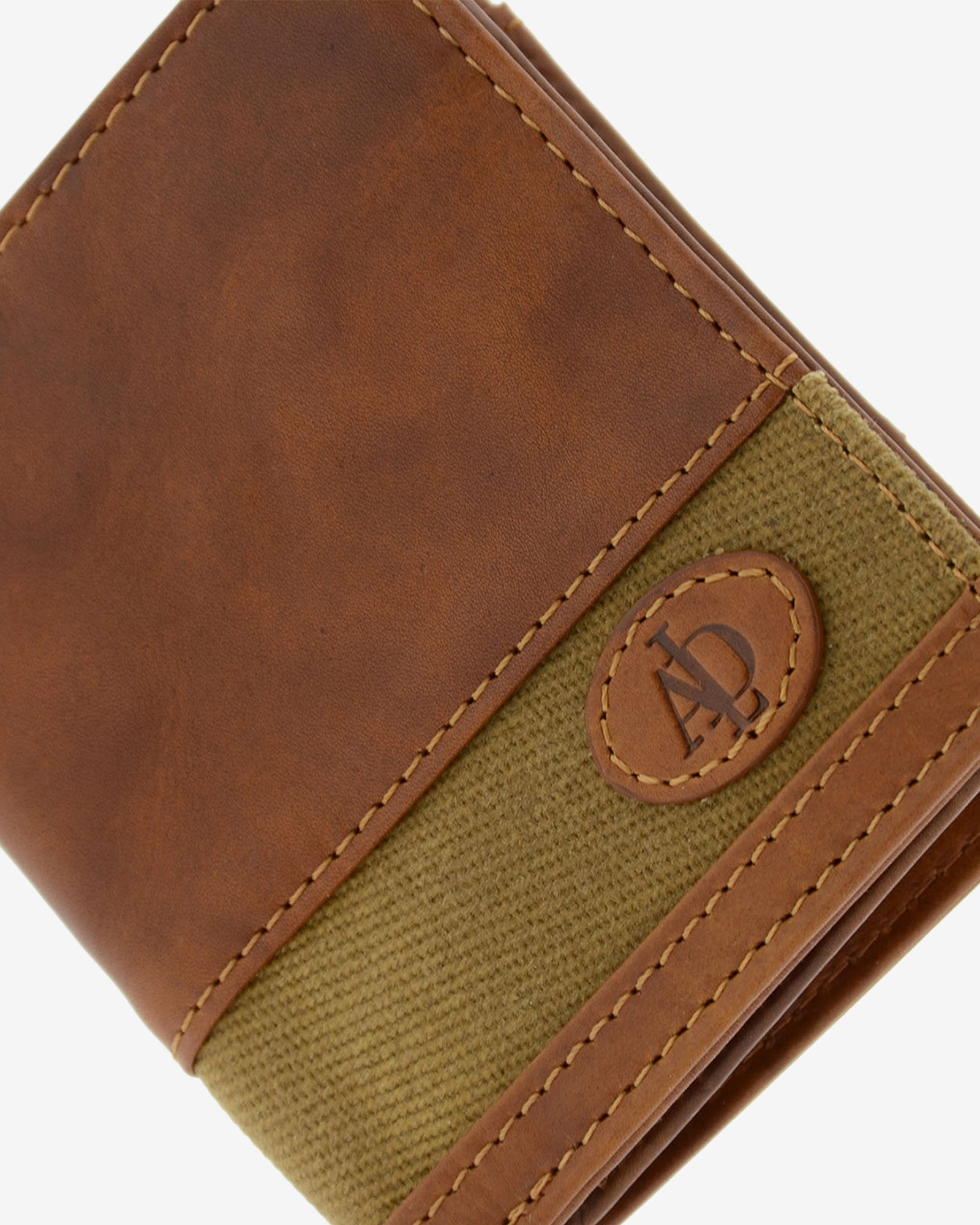 Detalle de piel lavada, tira de canvas y logo en cartera color cuero con RFID, ref. 1617-6