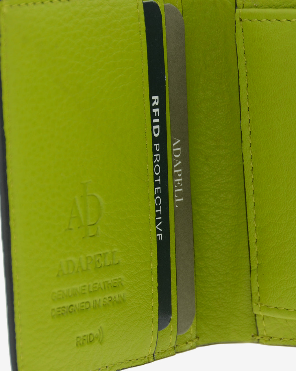 Cartera de piel auténtica ref. 8080-17 con solapa,  en color lima y ribete negro, de medida pequeña y compacta, con protección de tarjetas RFID de la colección Essenza, vista detalle interior