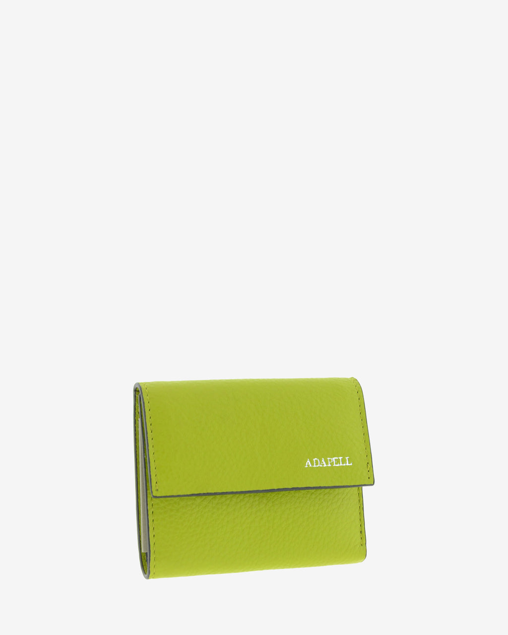 Cartera de piel auténtica ref. 8080-17 con solapa,  en color lima y ribete negro, de medida pequeña y compacta, con protección de tarjetas RFID de la colección Essenza, vista diagonal frontal 