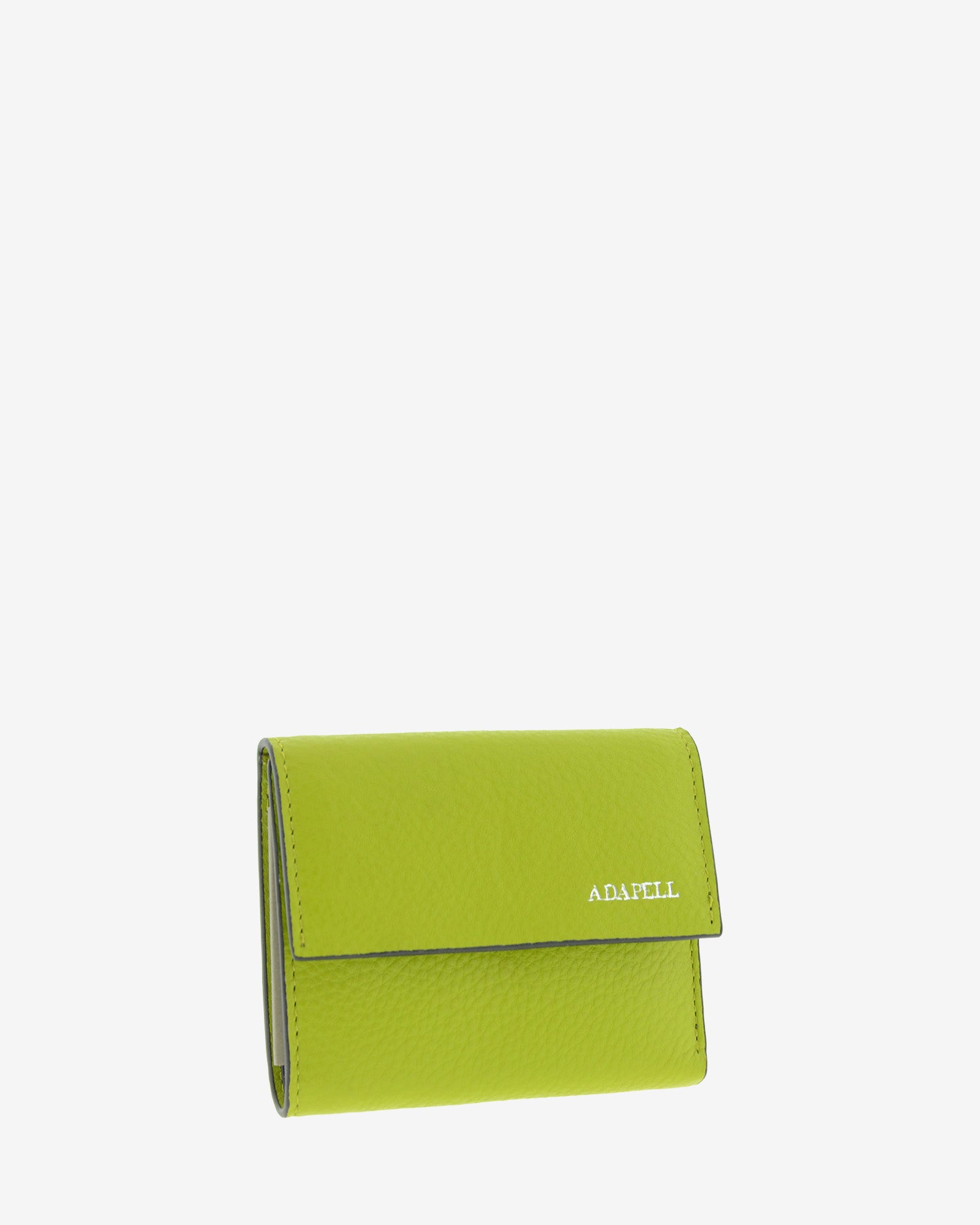 Cartera de piel auténtica ref. 8080-17 con solapa,  en color lima y ribete negro, de medida pequeña y compacta, con protección de tarjetas RFID de la colección Essenza, vista diagonal frontal 