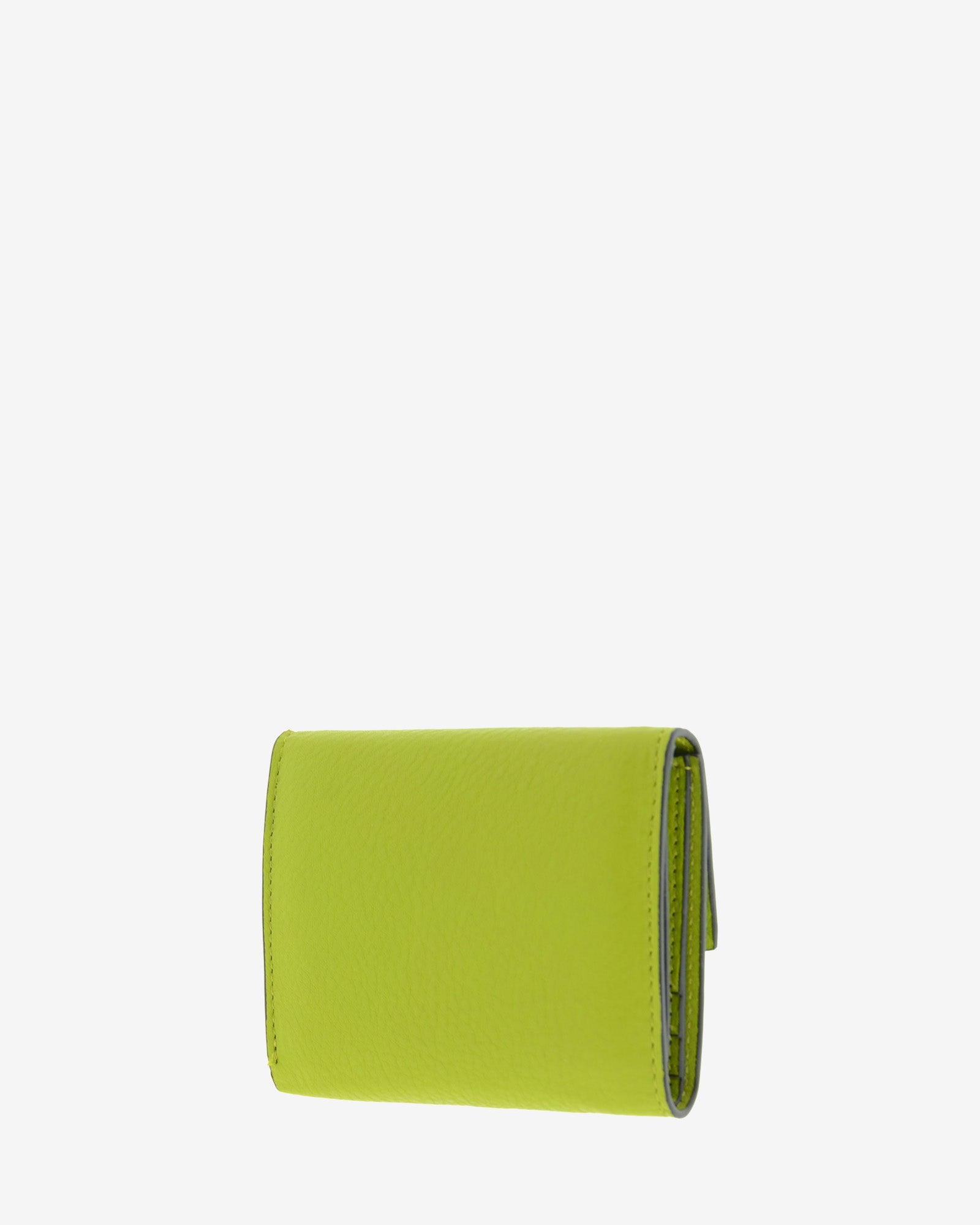 Cartera de piel auténtica ref. 8080-17 con solapa,  en color lima y ribete negro, de medida pequeña y compacta, con protección de tarjetas RFID de la colección Essenza, vista diagonal trasera lisa