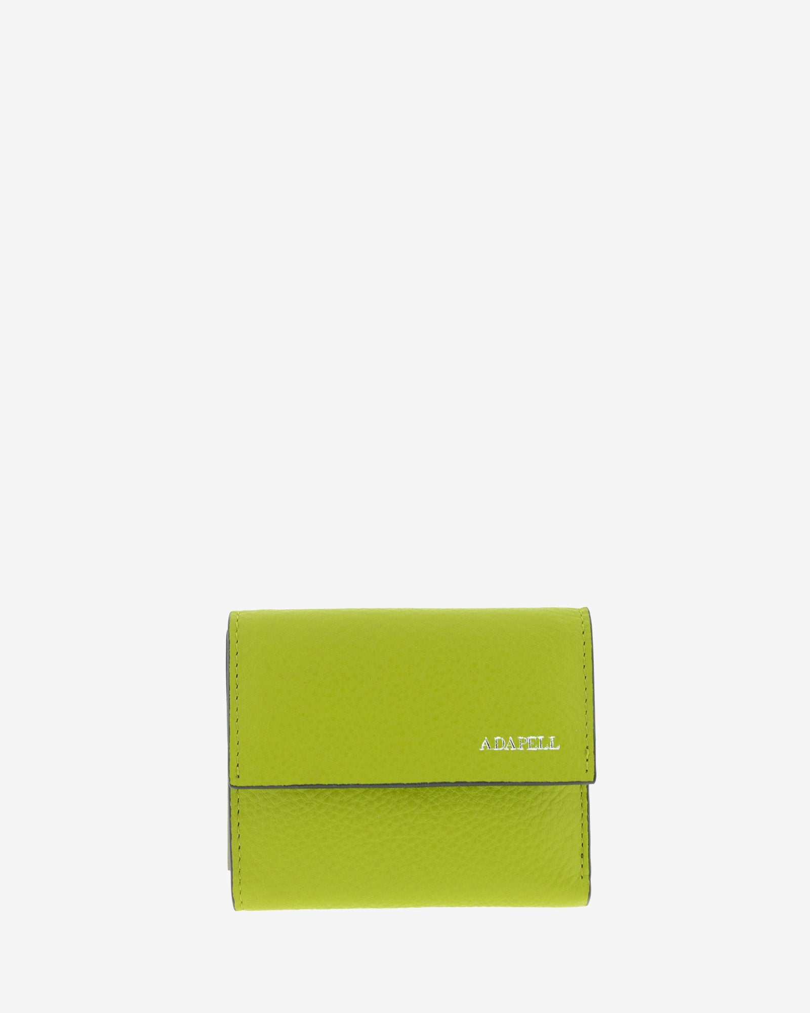 Cartera de piel auténtica ref. 8080-17 con solapa,  en color lima y ribete negro, de medida pequeña y compacta, con protección de tarjetas RFID de la colección Essenza, vista frontal 