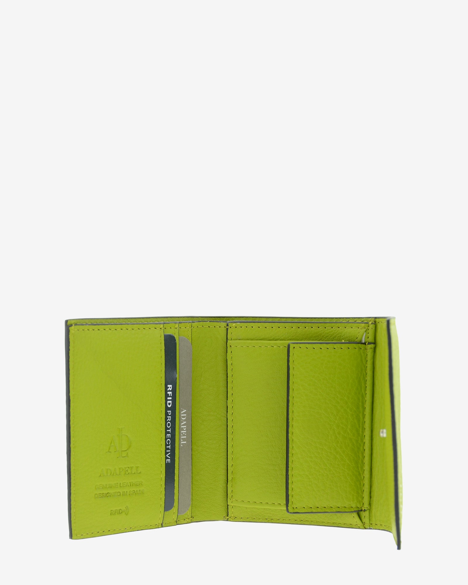 Cartera de piel auténtica ref. 8080-17 con solapa,  en color lima y ribete negro, de medida pequeña y compacta, con protección de tarjetas RFID de la colección Essenza, vista interior con compartimentos y monedero