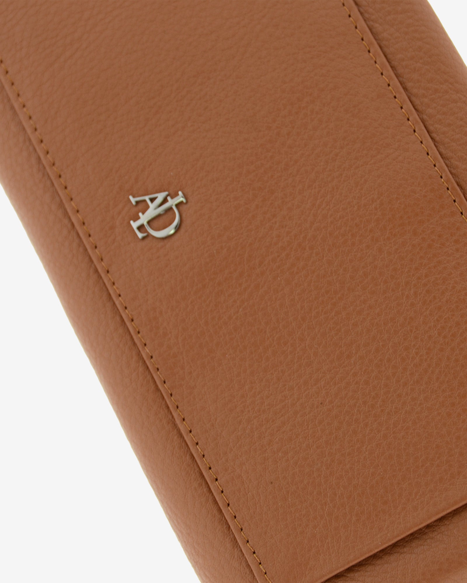 Cartera de mujer grande, compacta con cremallera, de piel genuina en color marron. Ref. 4235-2. Vista detalle de piel y logo