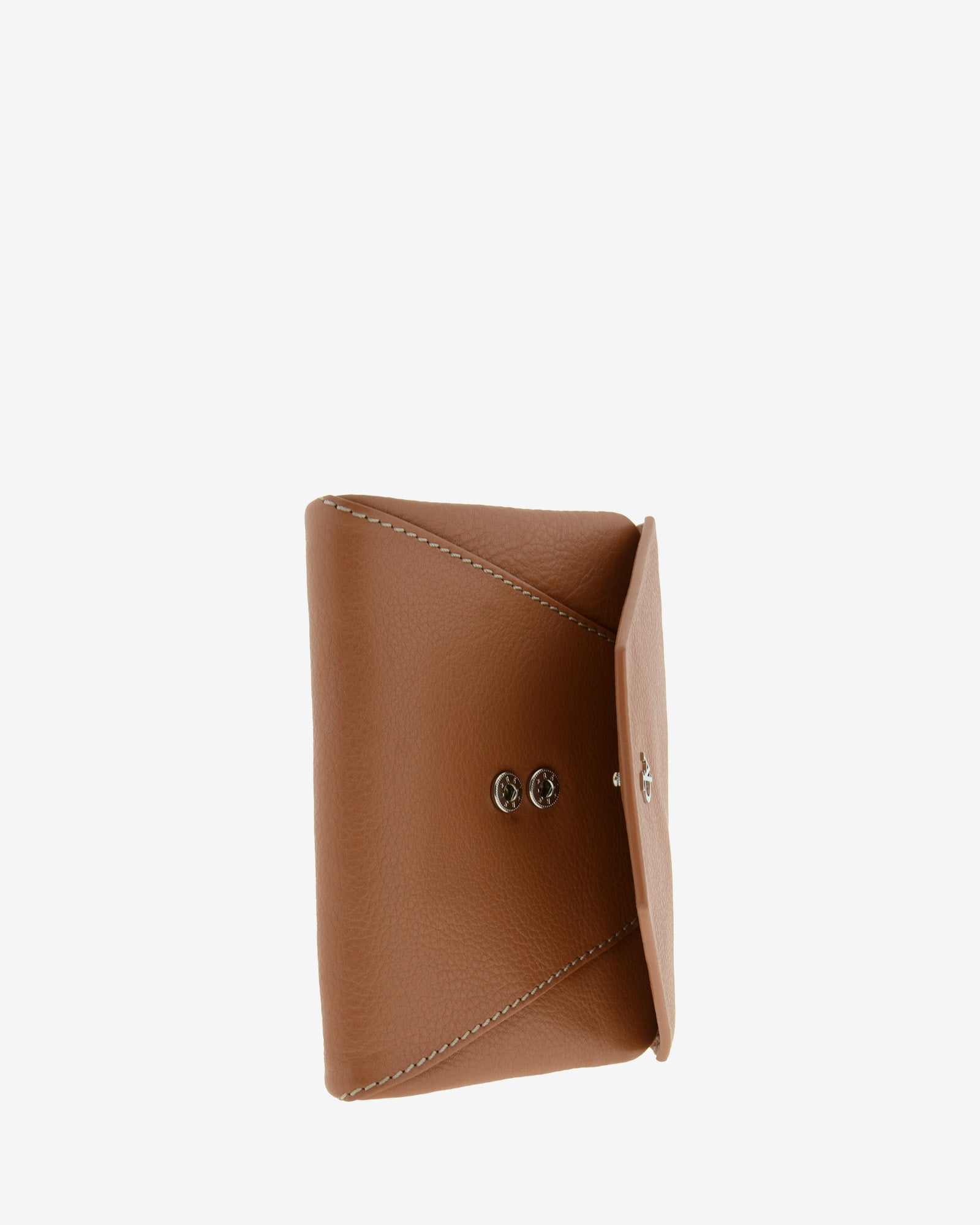 Cartera de mujer pequena en piel autentica de color marron claro, con forma de sobre con logo Adapell. Ref. 4236-2. Vista detalle doble cierre botón