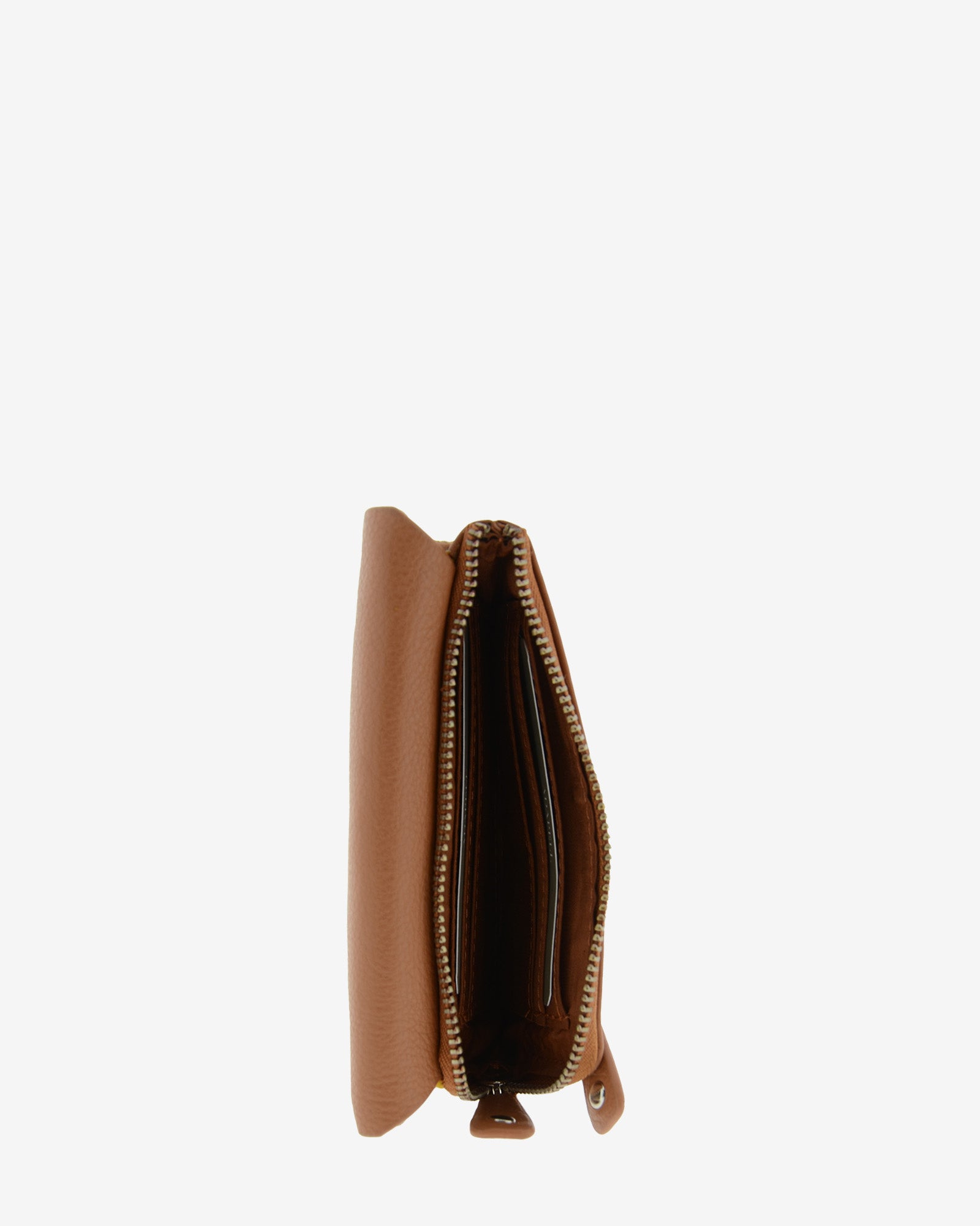 Cartera de mujer pequena en piel autentica de color marron claro, con forma de sobre con logo Adapell. Ref. 4236-2. Vista monedero con compartimentos tarjetas