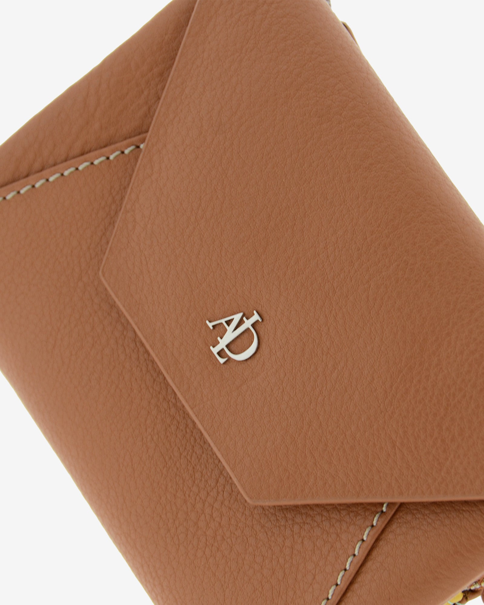 Cartera de mujer pequena en piel autentica de color marron claro, con forma de sobre con logo Adapell. Ref. 4236-2. Vista detalle piel y logo Adapell