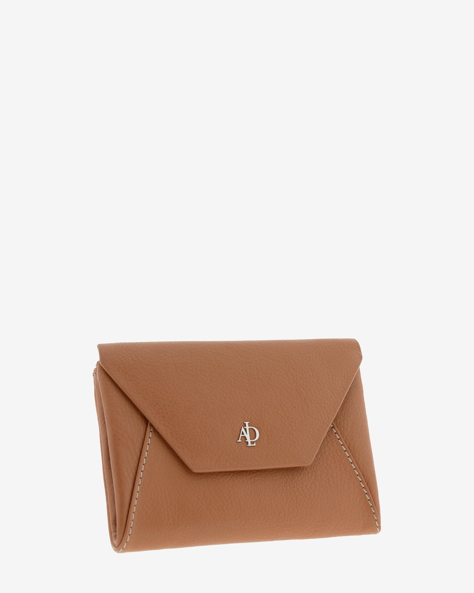 Cartera de mujer pequena en piel autentica de color marron claro, con forma de sobre con logo Adapell. Ref. 4236-2. Vista diagonal frontal.