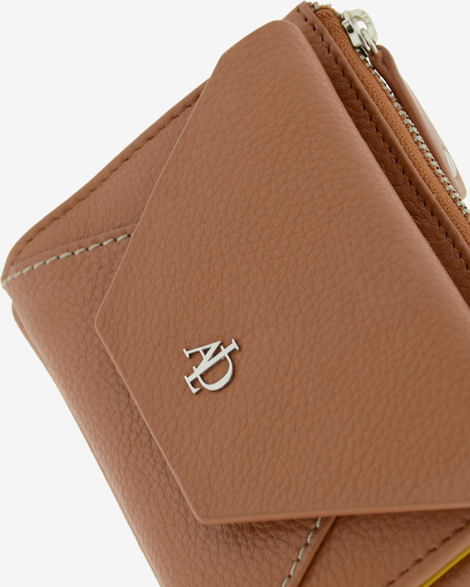 Cartera pequena de mujer en piel autentica con forma de sobre en color marron. Ref. 4237-2. Vista detalle piel y logo