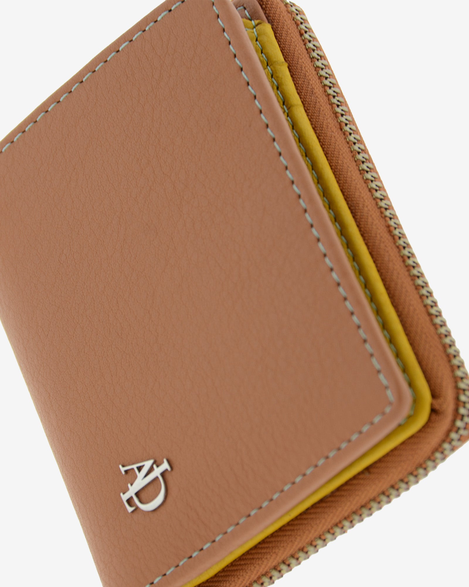 Cartera pequena compacta de mujer en piel autentica de color marron. Ref. 4238-2. Vista detalle piel, costuras y logo Adapell.