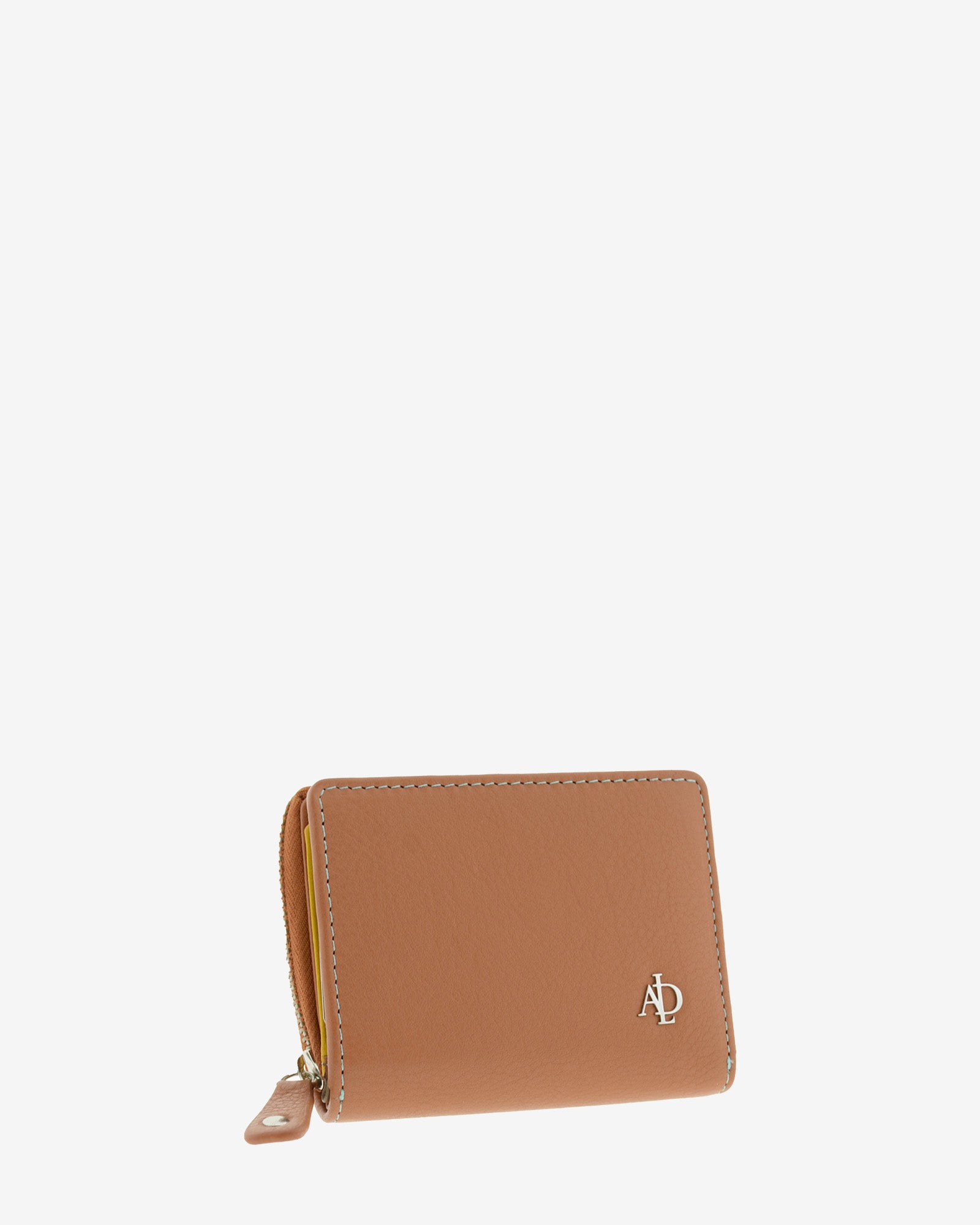 Cartera pequena compacta de mujer en piel autentica de color marron. Ref. 4238-2. Vista diagonal frontal.