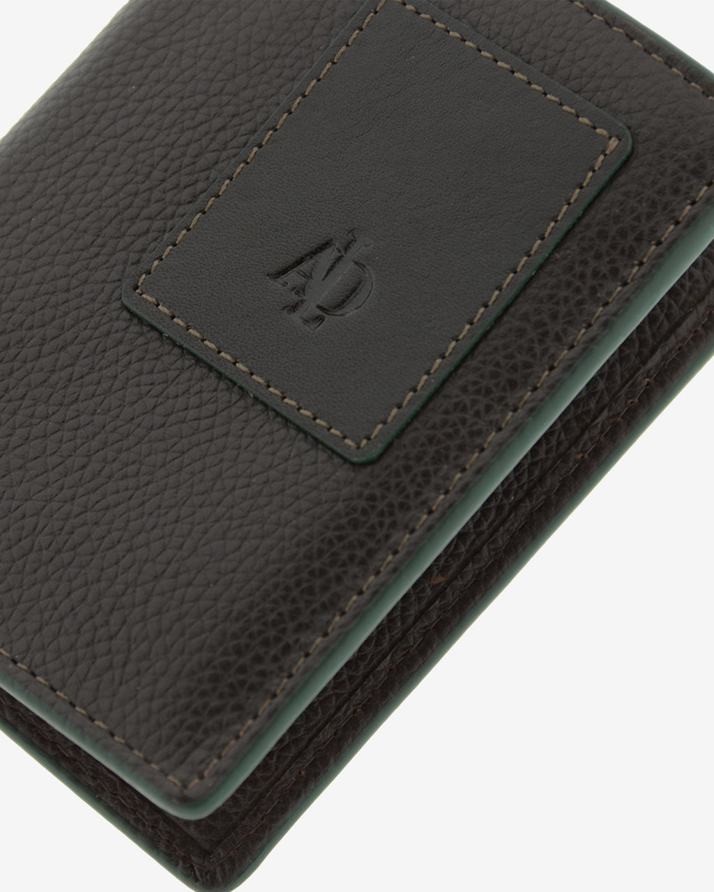 Detalle de logo, textura de piel y ribete en cartera marron con RFID, ref. 1660-2