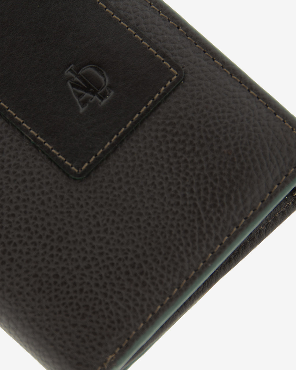 Detalle de logo, textura de piel y ribete en cartera marron con RFID y monedero, ref. 1661-2