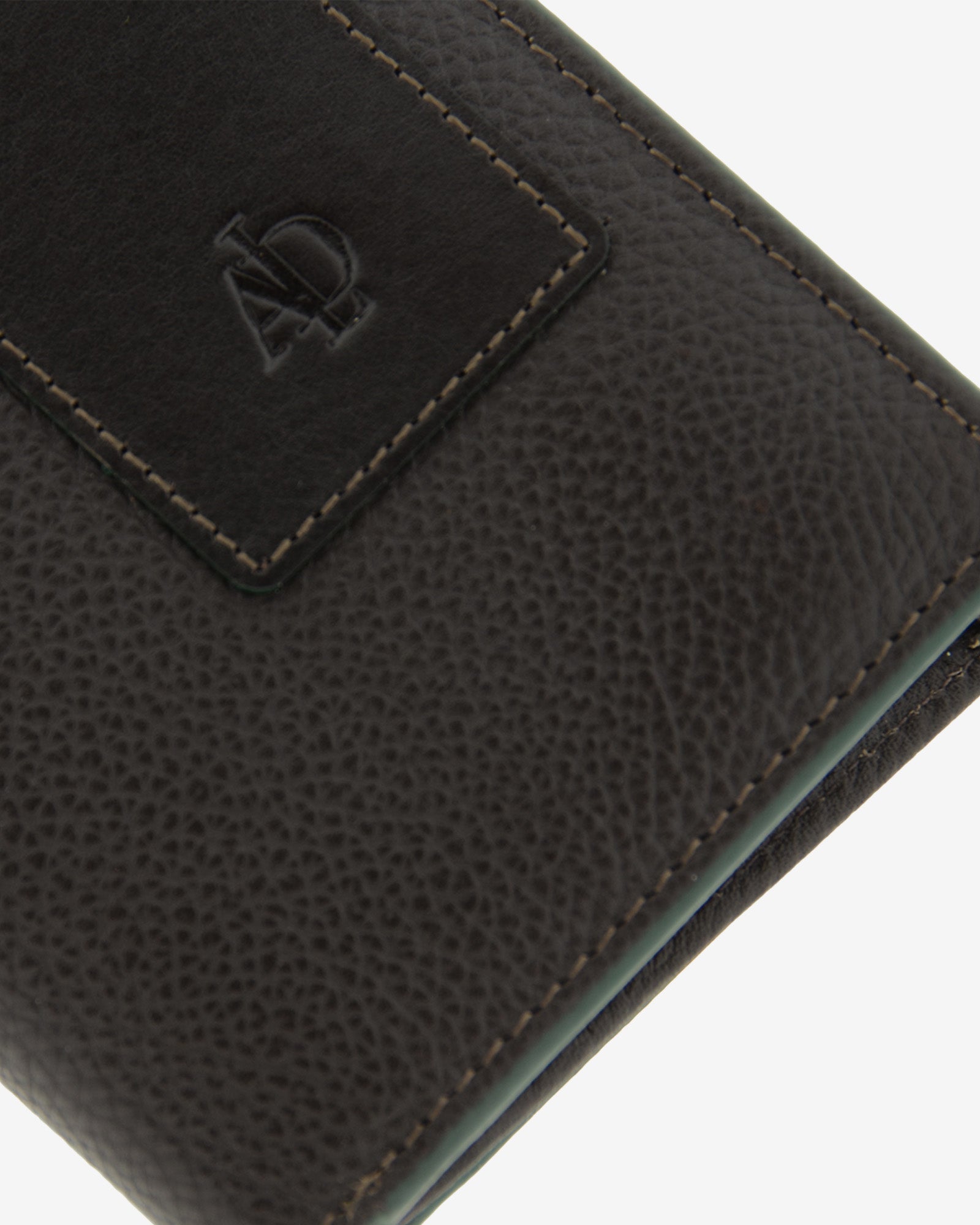 Detalle de logo, textura de piel y ribete en cartera marron con RFID y monedero, ref. 1661-2