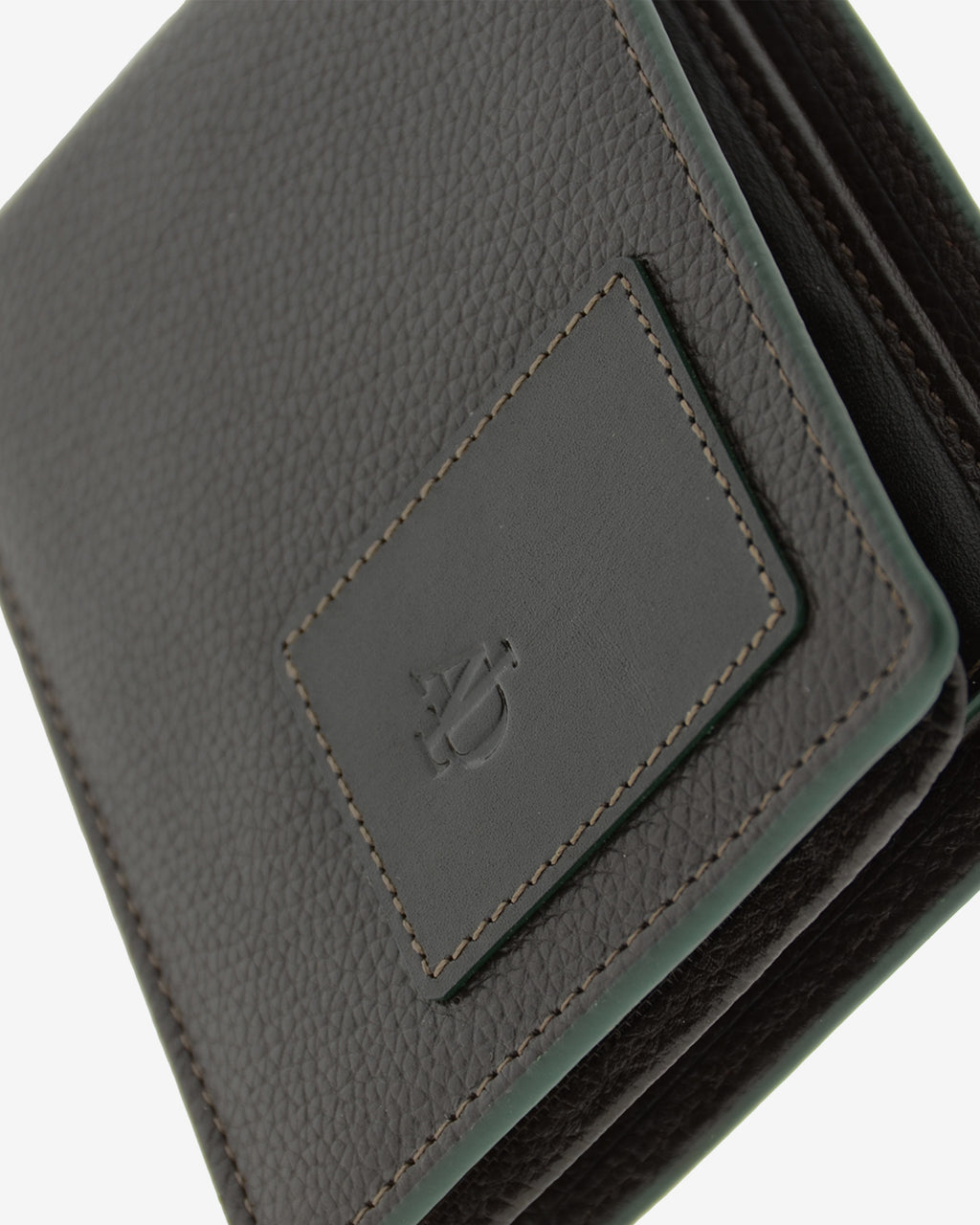 Detalle de logo, textura de piel y ribete en cartera marron con RFID y monedero, ref. 1662-2
