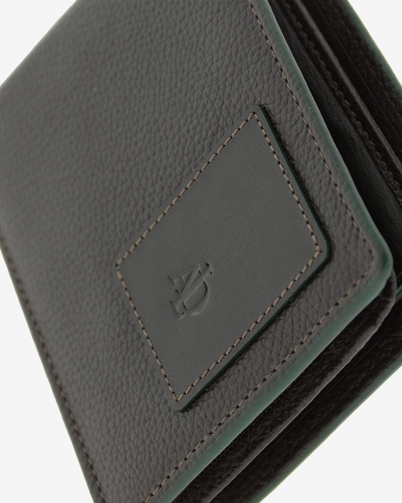 Detalle de logo, textura de piel y ribete en cartera marron con RFID y monedero, ref. 1662-2