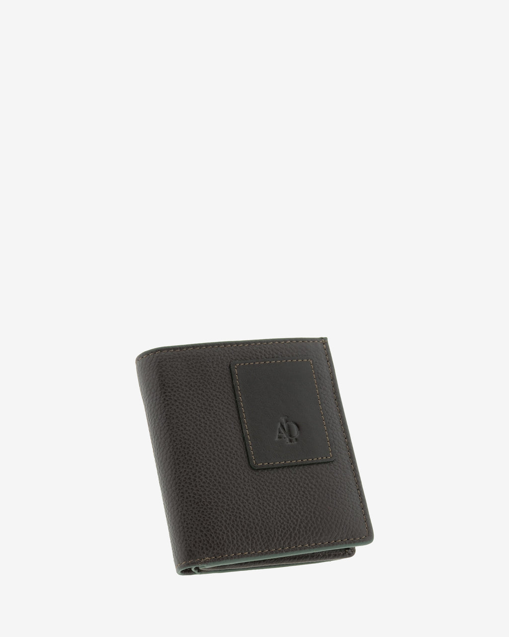 Cartera de piel marron con RFID y monedero cerrada en ángulo, vista frontal con logo, ref. 1661-2