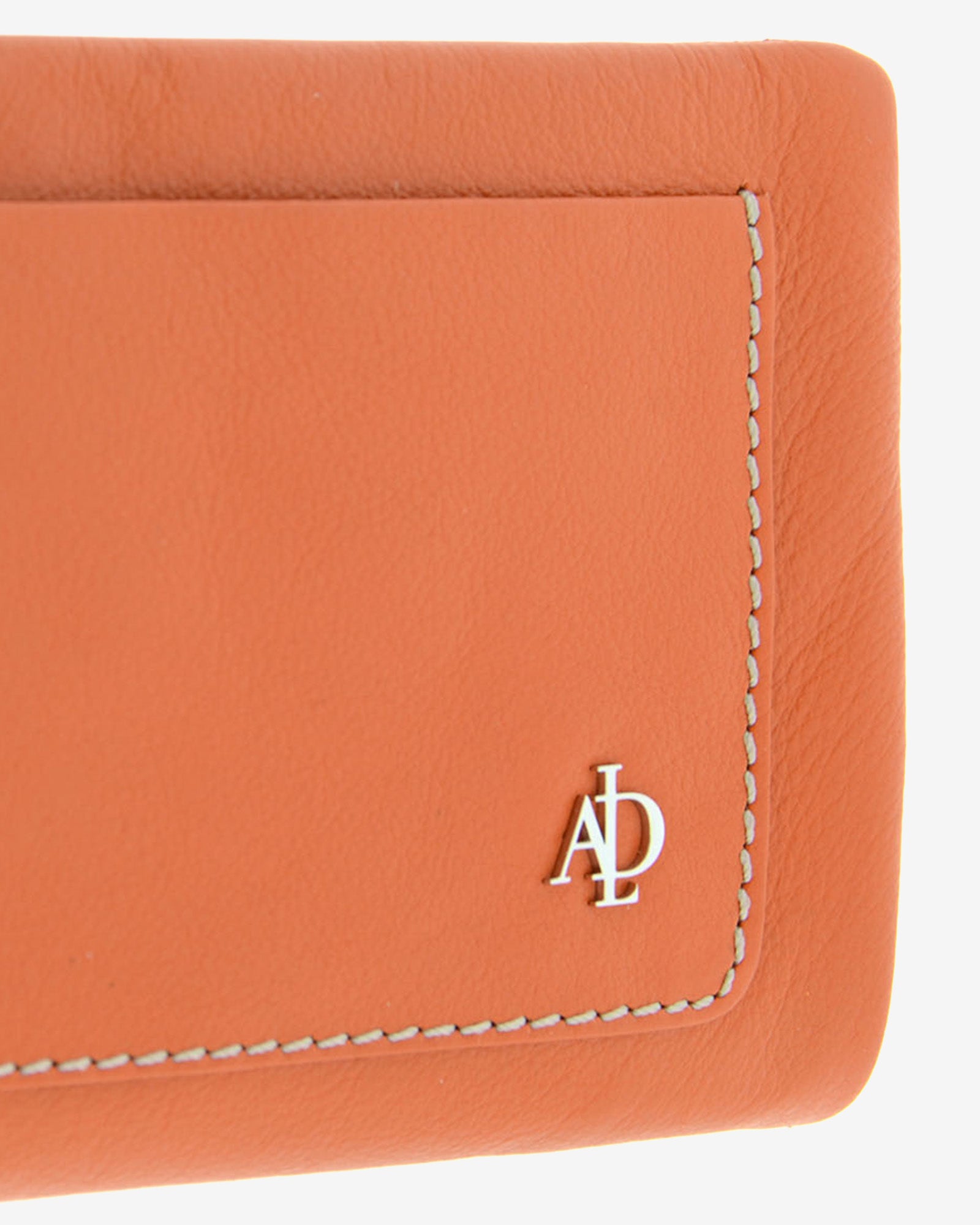Detalle de cartera de piel napa naranja con compartimento exterior, pespunte y aplique metálico, 4225-9