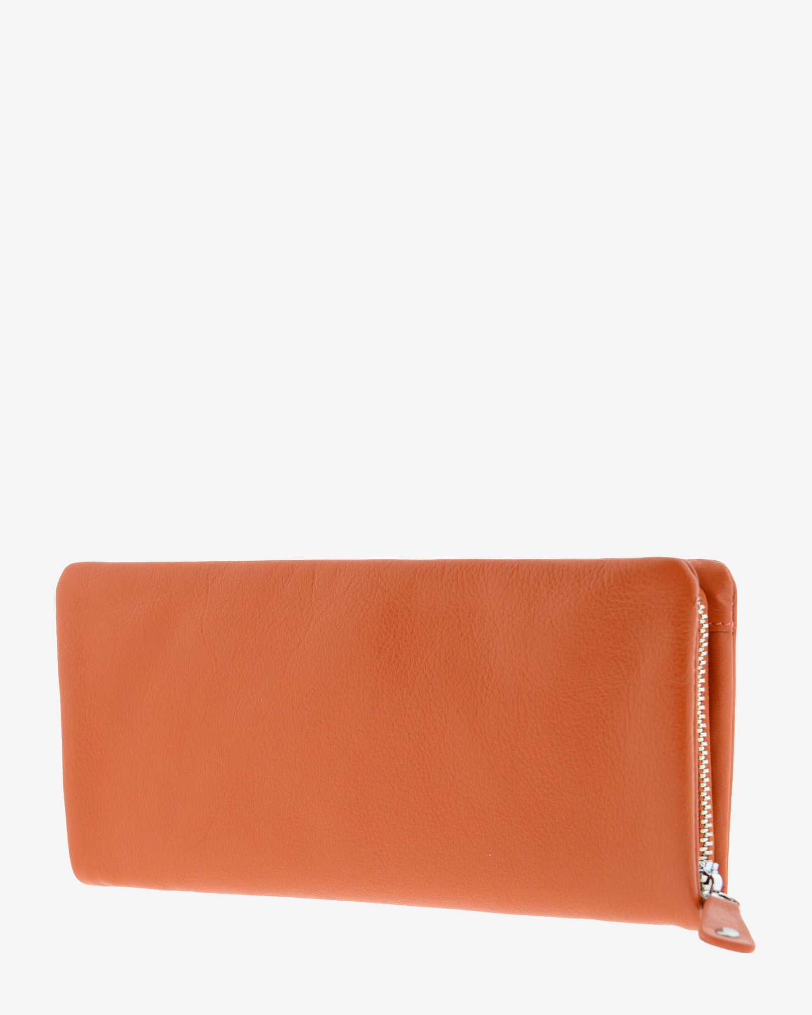 Cartera de piel napa naranja con parte trasera lisa y cierre de cremallera, vista  tres cuartos trasera, 4225-9