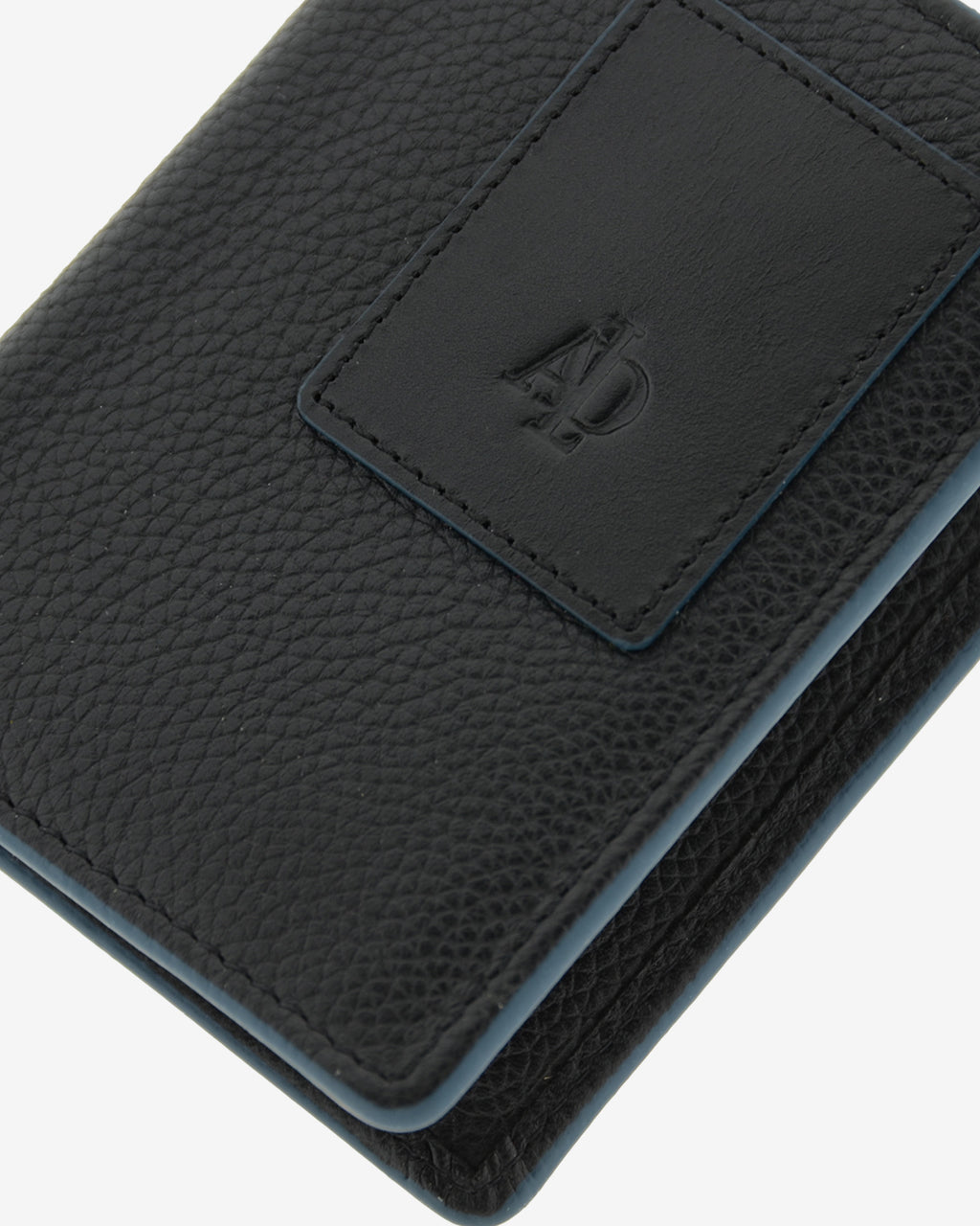Detalle de logo, textura de piel y ribete en cartera negra con RFID, ref. 1660-1