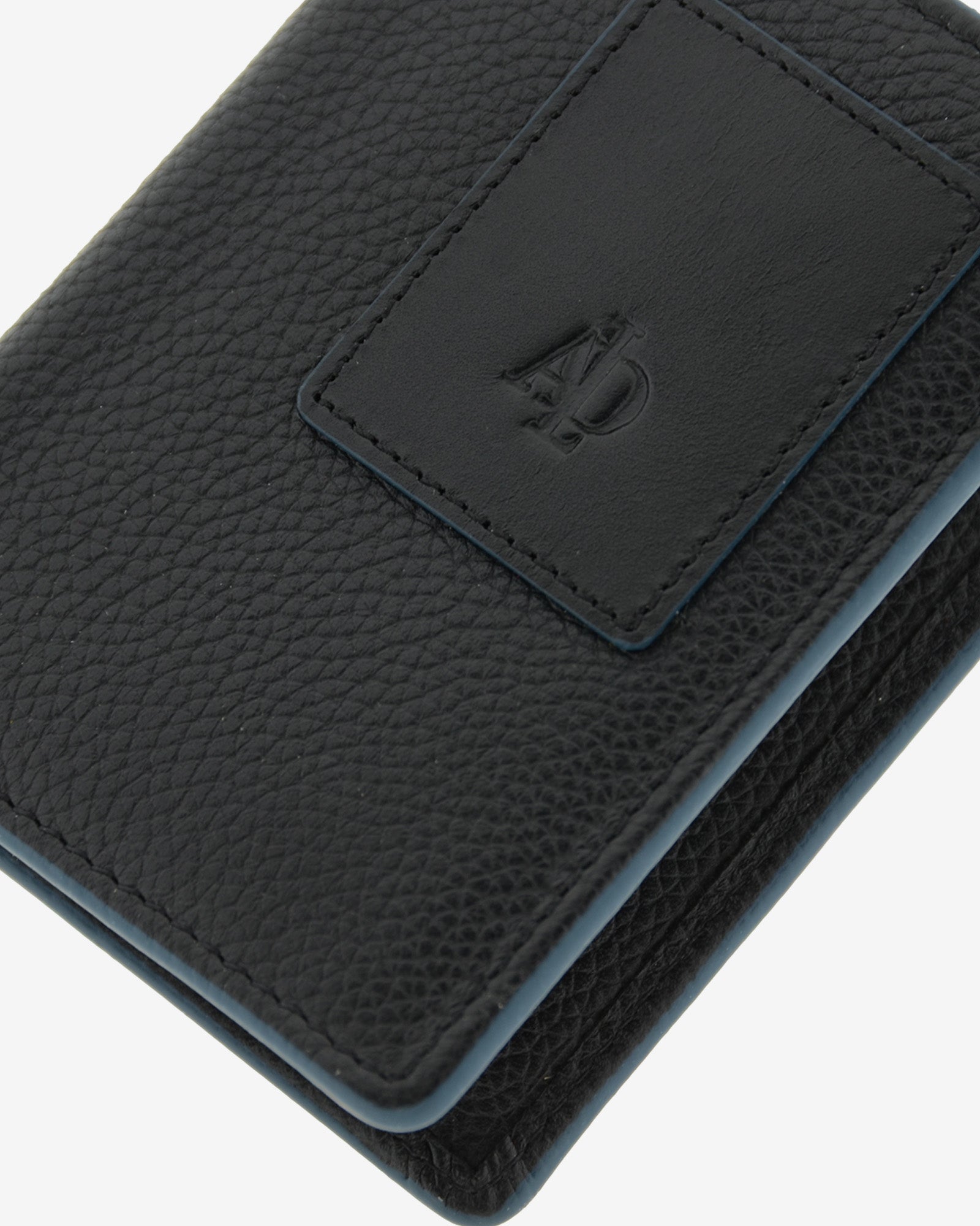 Detalle de logo, textura de piel y ribete en cartera negra con RFID, ref. 1660-1