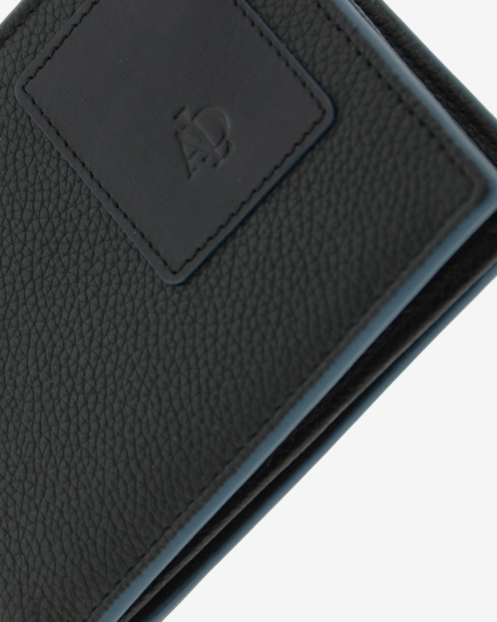 Detalle de logo, textura de piel y ribete en cartera negra con RFID y monedero, ref. 1662-1