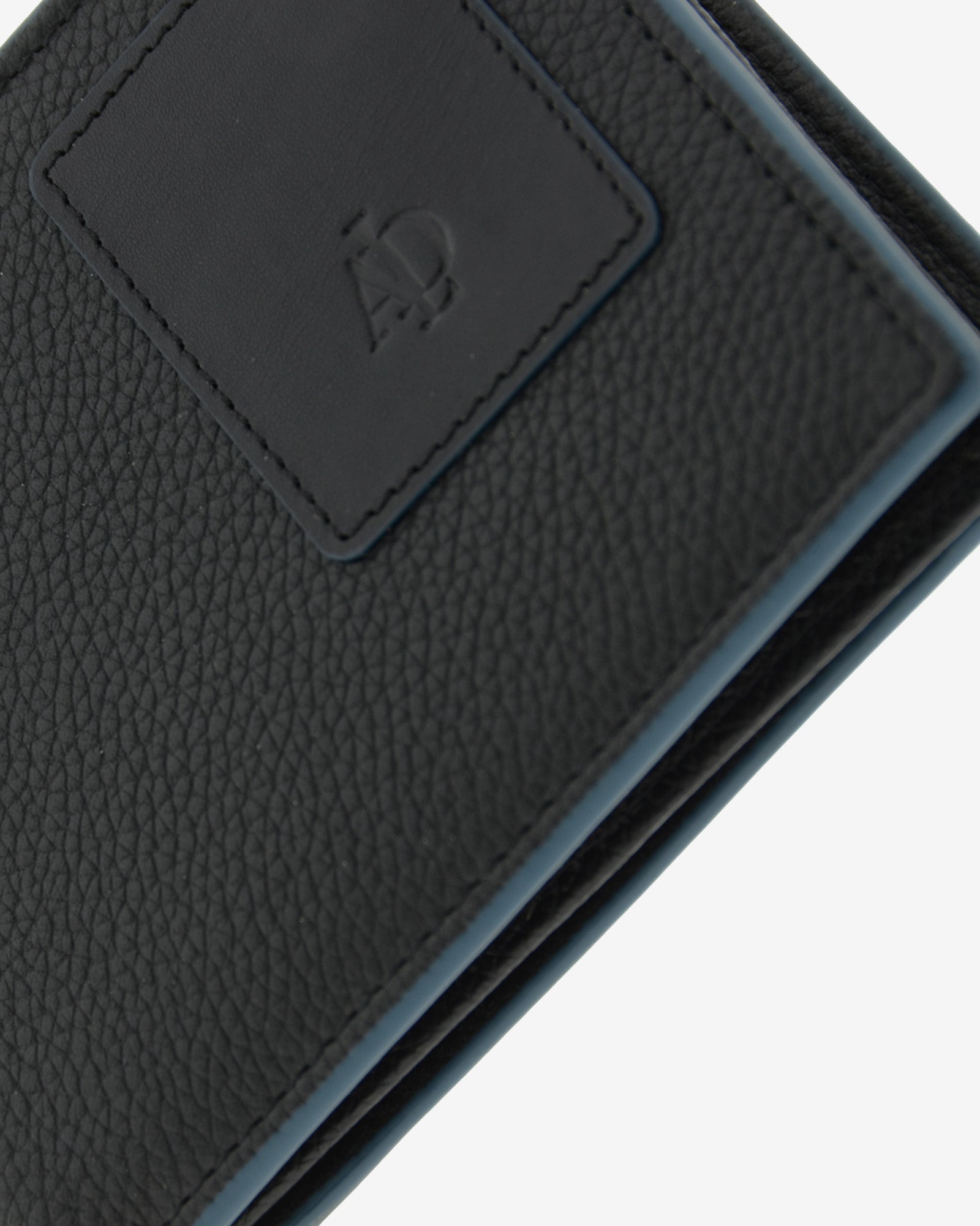 Detalle de logo, textura de piel y ribete en cartera negra con RFID y monedero, ref. 1662-1