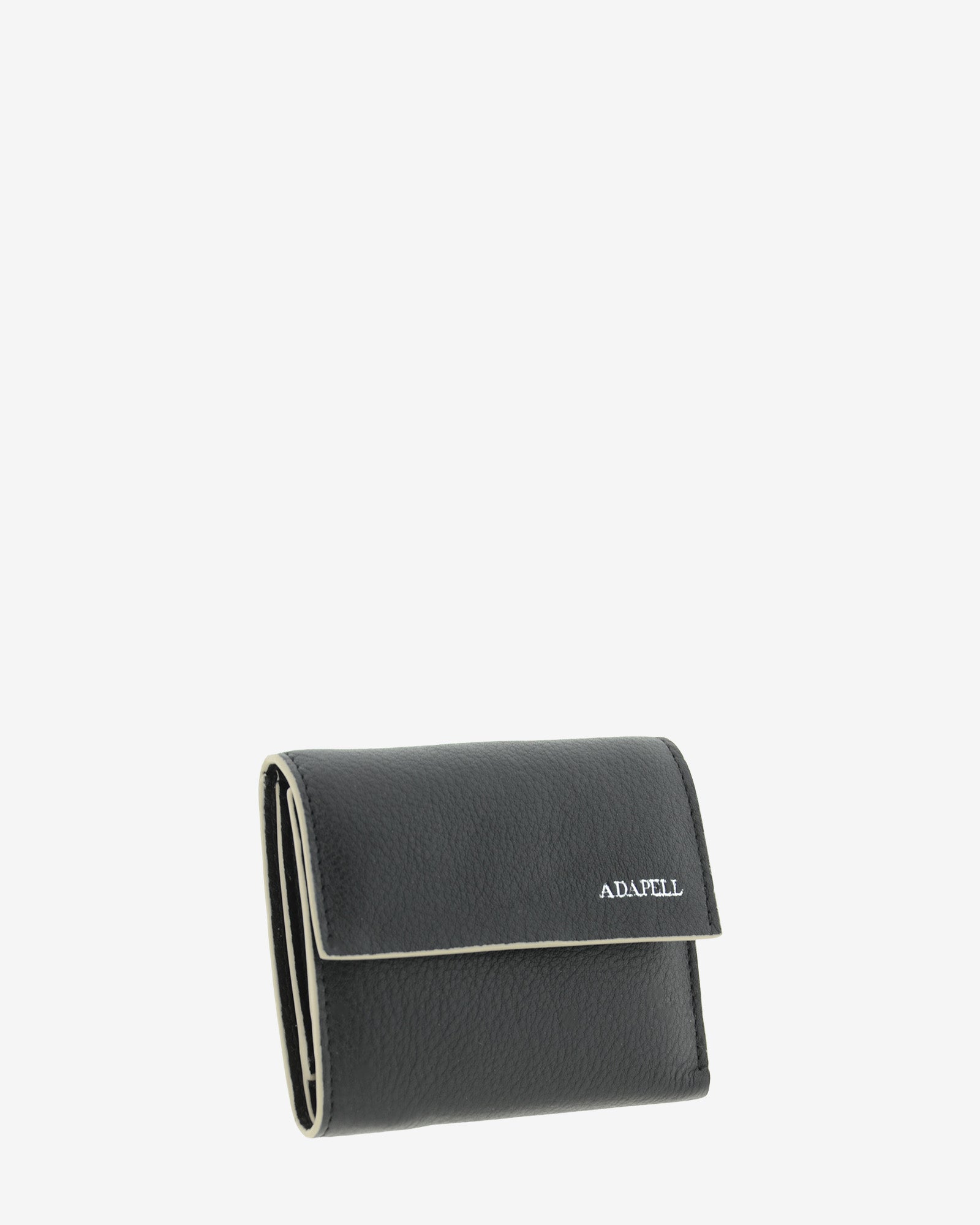 Cartera de piel auténtica ref. 8080-1 en color negro, de medida pequeña y compacta, con protección de tarjetas RFID de la colección Essenza, vista diagonal frontal 