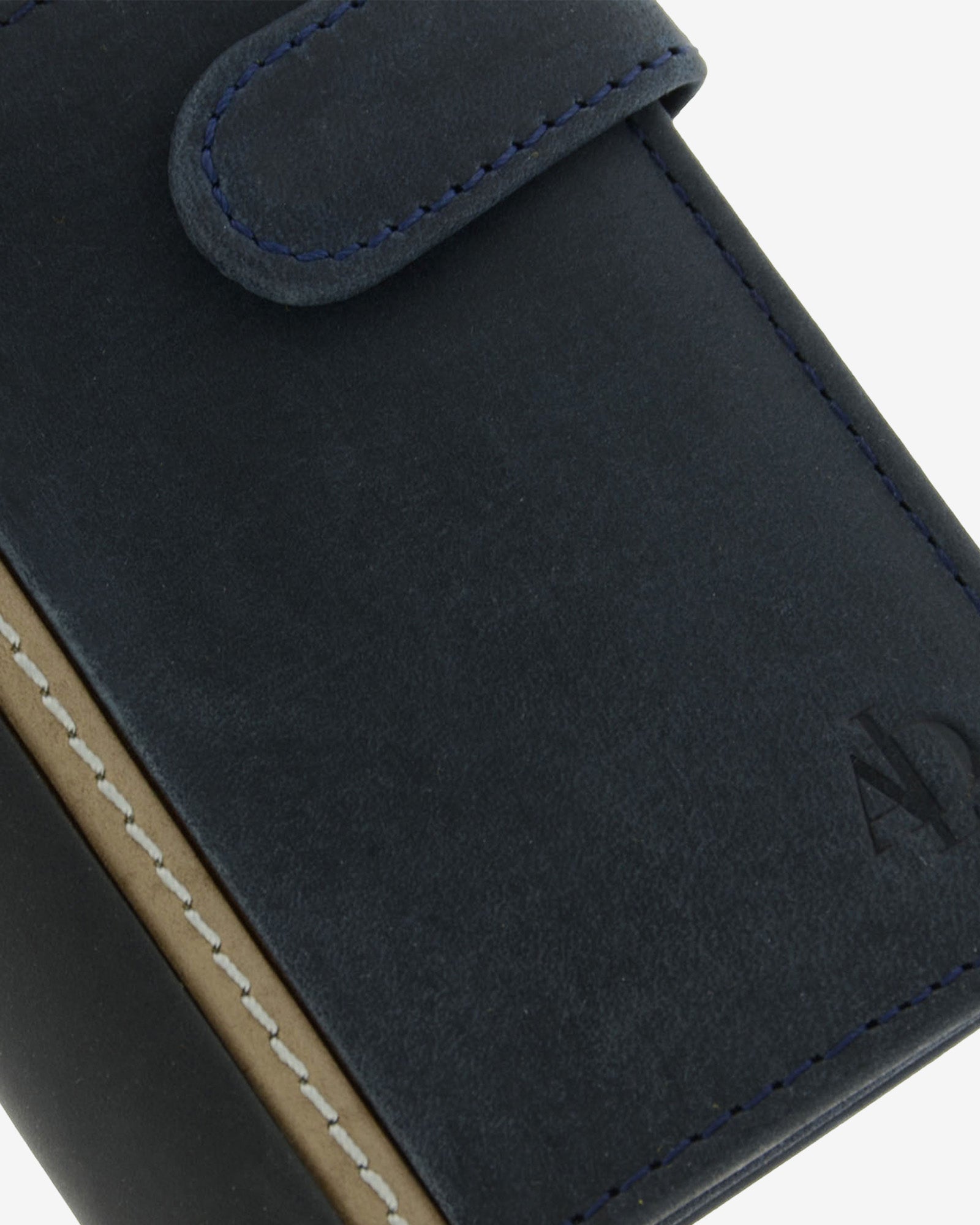 Detalle de piel, costuras y logo en cartera Oxford marino con pieza lateral negra, ref. 1640-20