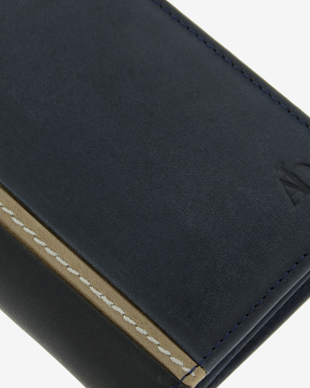 Detalle de piel, costuras y logo en cartera Oxford marino con pieza lateral en contraste, ref. 1642-20