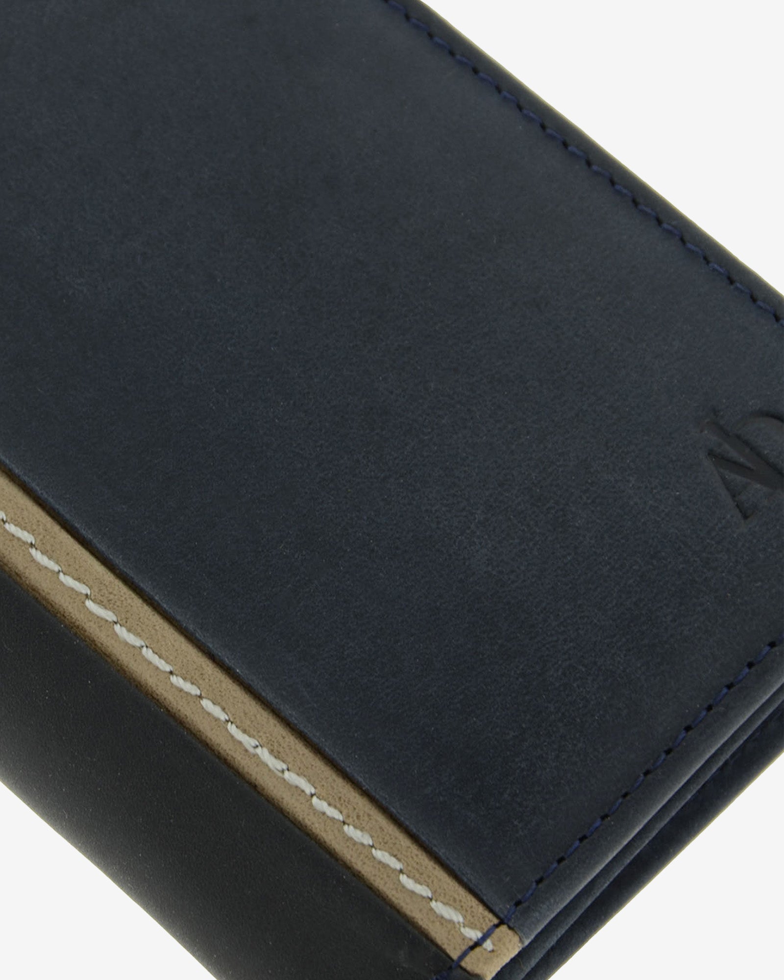 Detalle de piel, costuras y logo en cartera Oxford marino con pieza lateral en contraste, ref. 1642-20