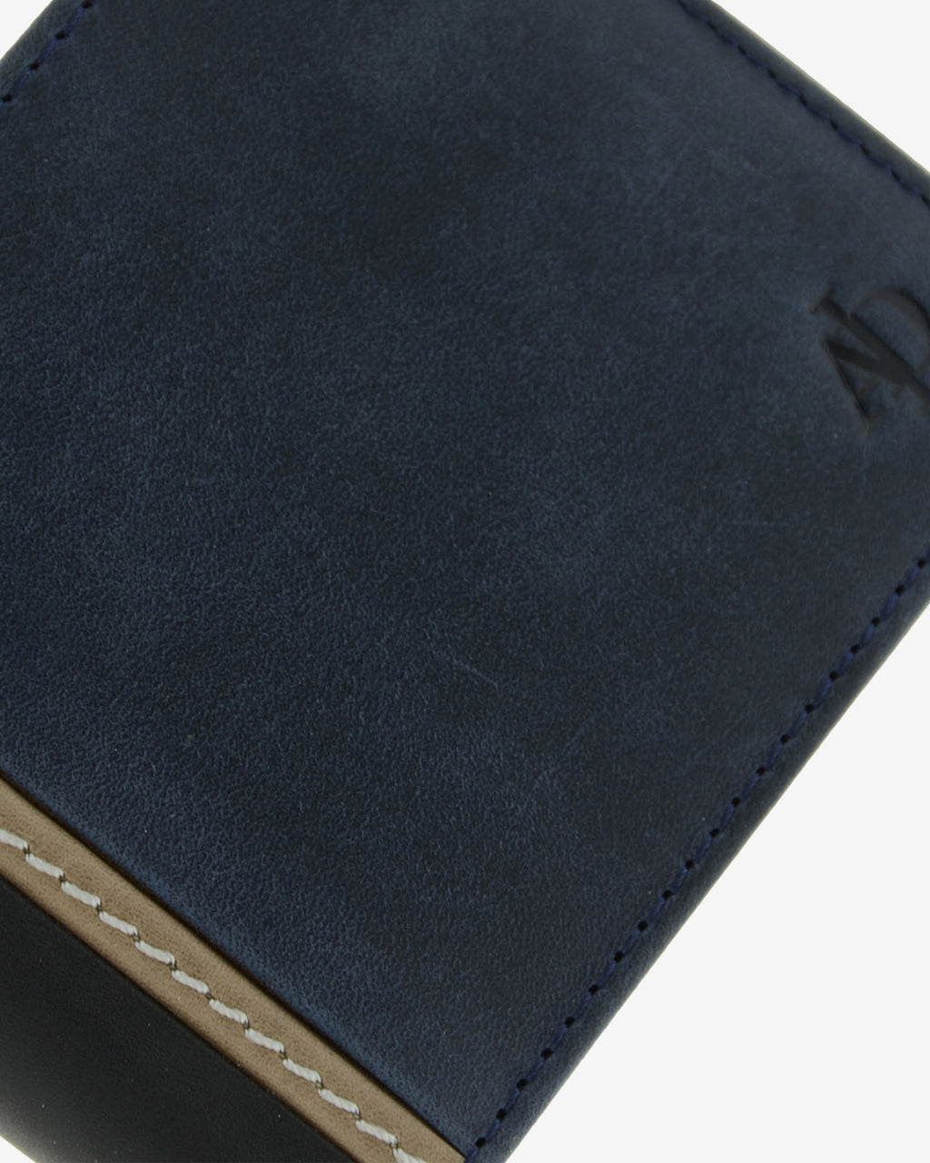 Detalle de piel, costuras y logo en cartera Oxford marino apaisada, ref. 1643-20