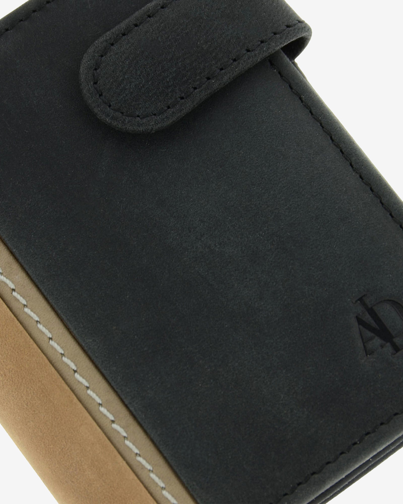 Detalle de piel, costuras y logo en cartera Oxford negra con pieza lateral en contraste, ref. 1640-1