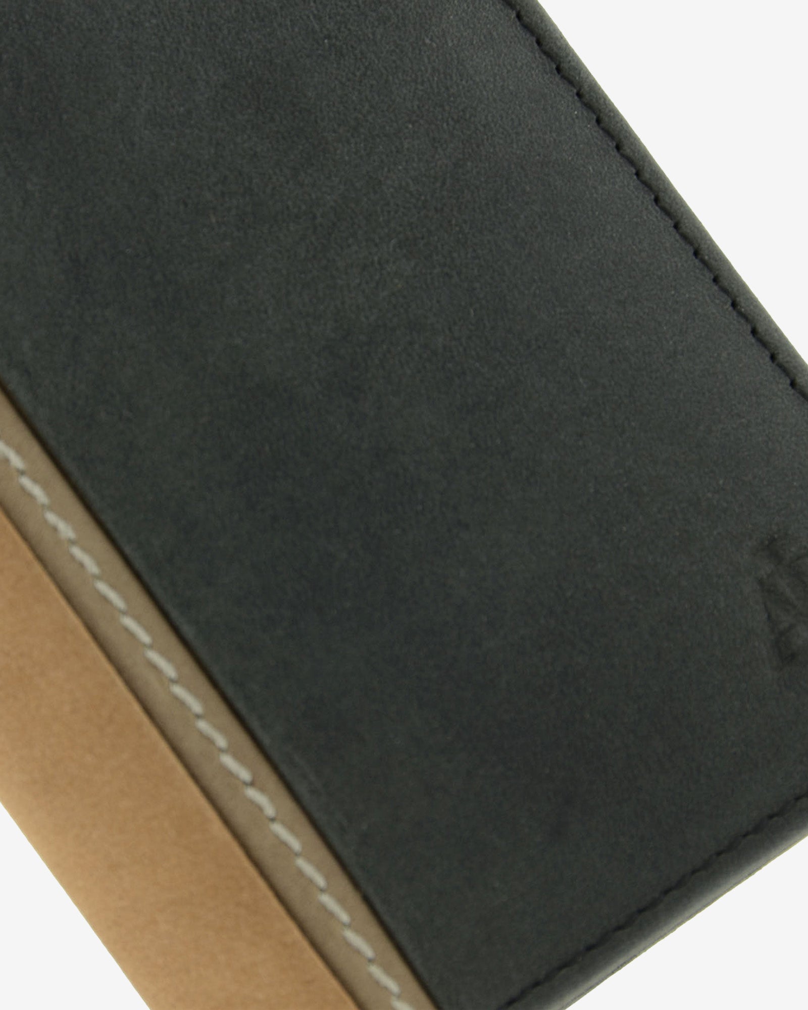 Detalle de piel, costuras y logo en cartera Oxford negra con pieza lateral en contraste, ref. 1641-1
