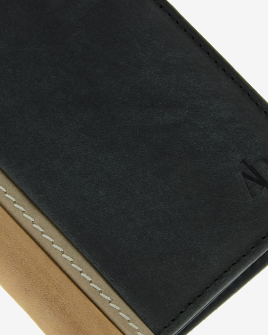 Detalle de piel, costuras y logo en cartera Oxford negra con pieza lateral en contraste, ref. 1642-1