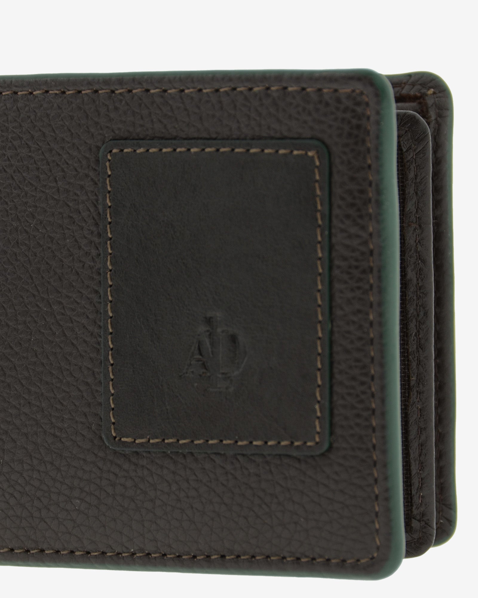 Detalle del logo, pespunte y textura de la piel en cartera marron con RFID, ref. 1663-2