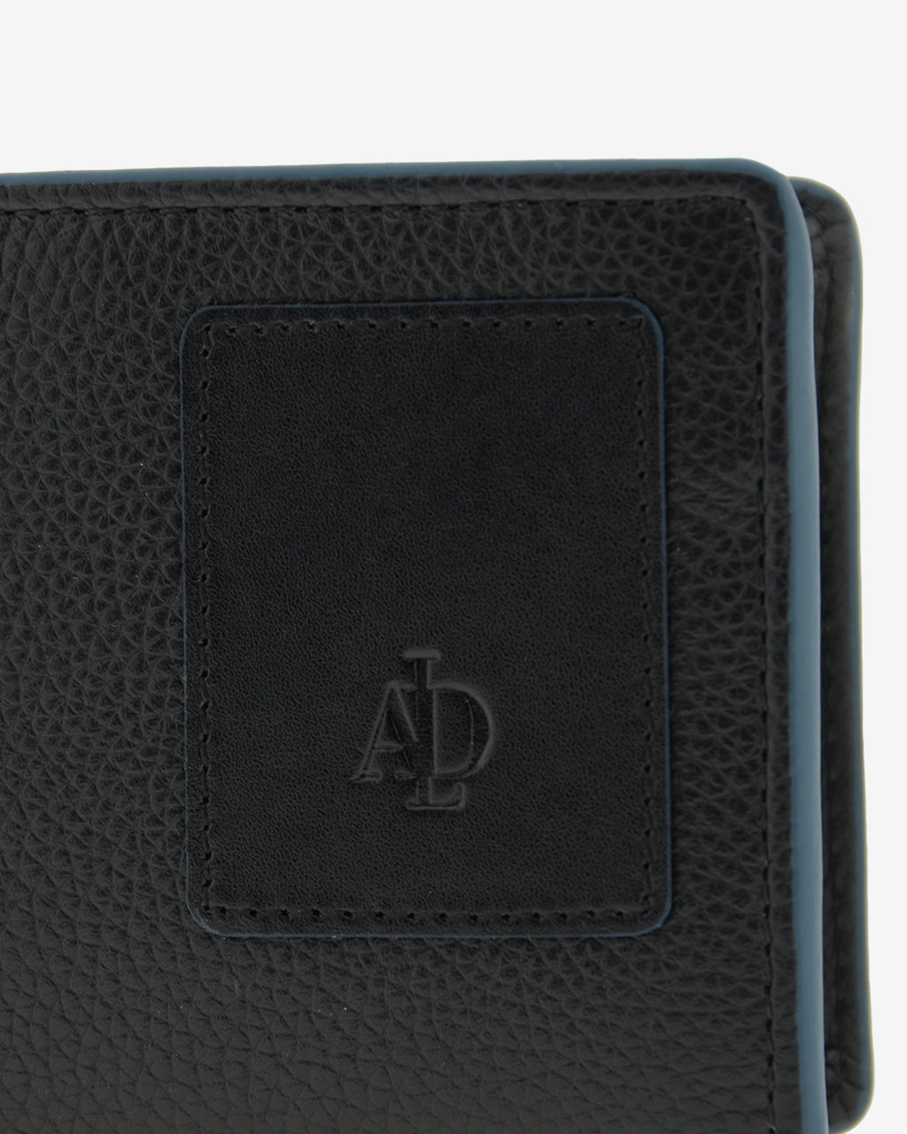 Detalle del logo, pespunte y textura de la piel en cartera negra con RFID, ref. 1663